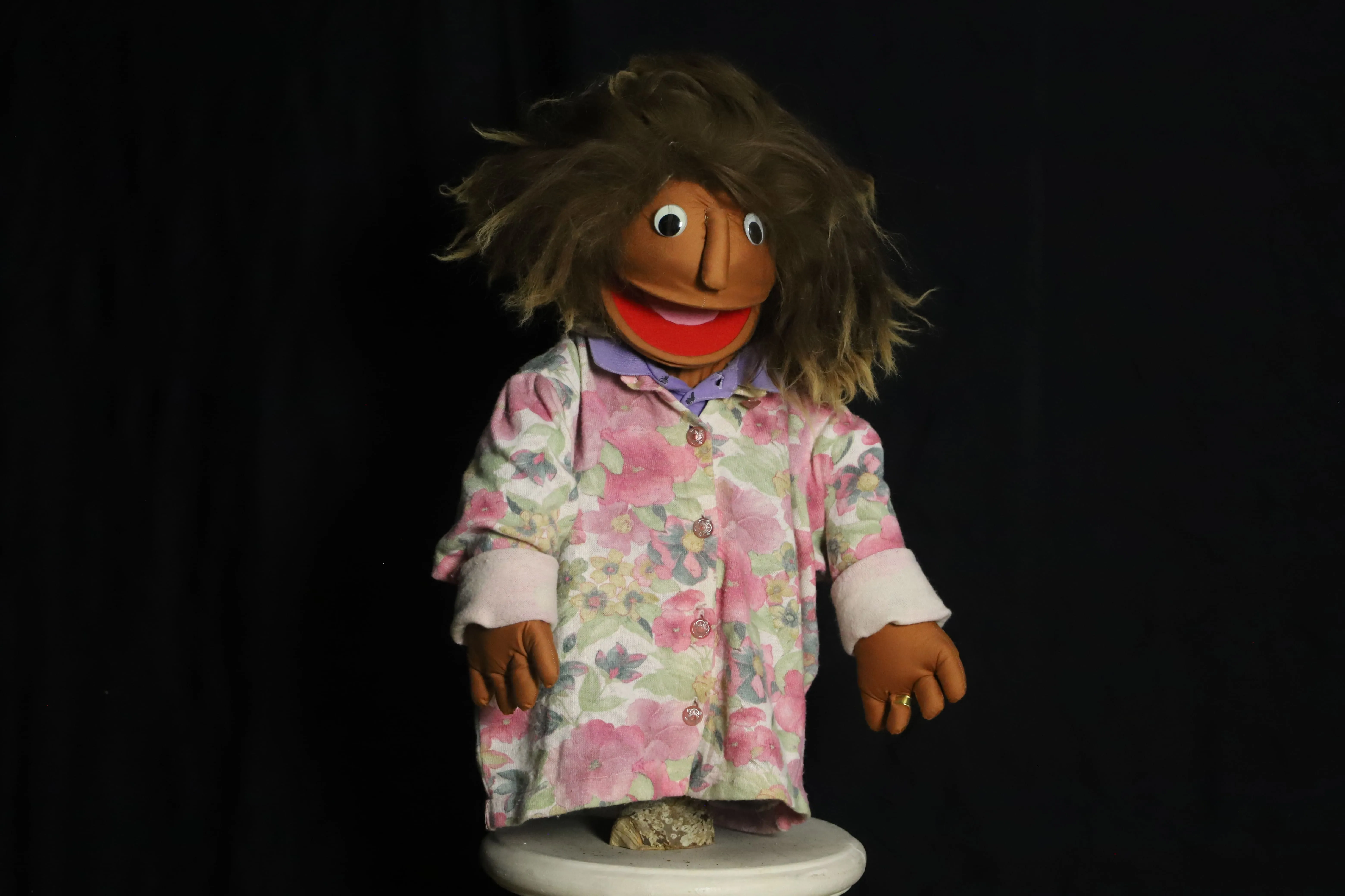 Handpuppe ( lustiges Mädchen mit braunen Haaren und rosa T-shirt )