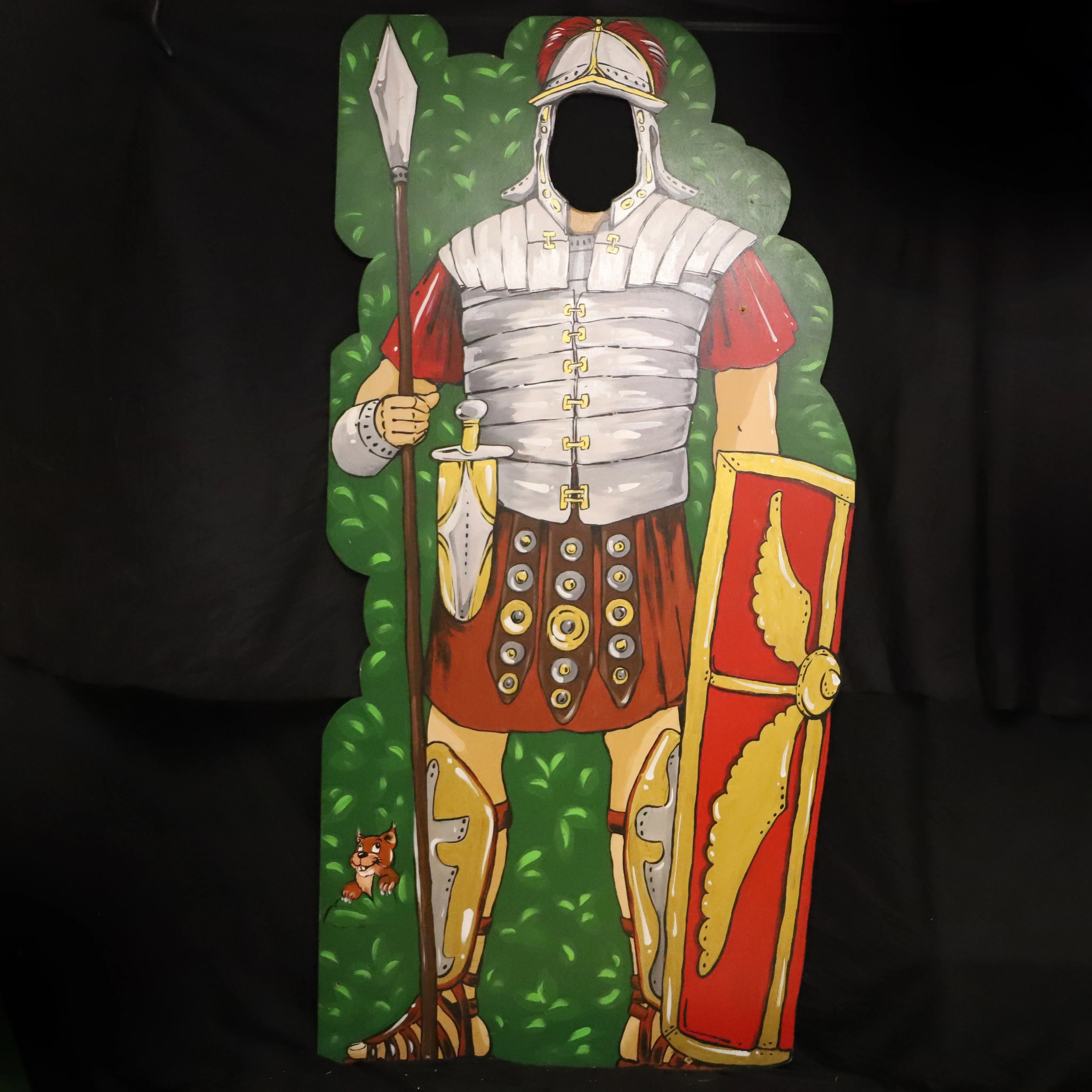 Holz Figur flach, Soldat auf Holzwand mit Guckloch (180x90cm)