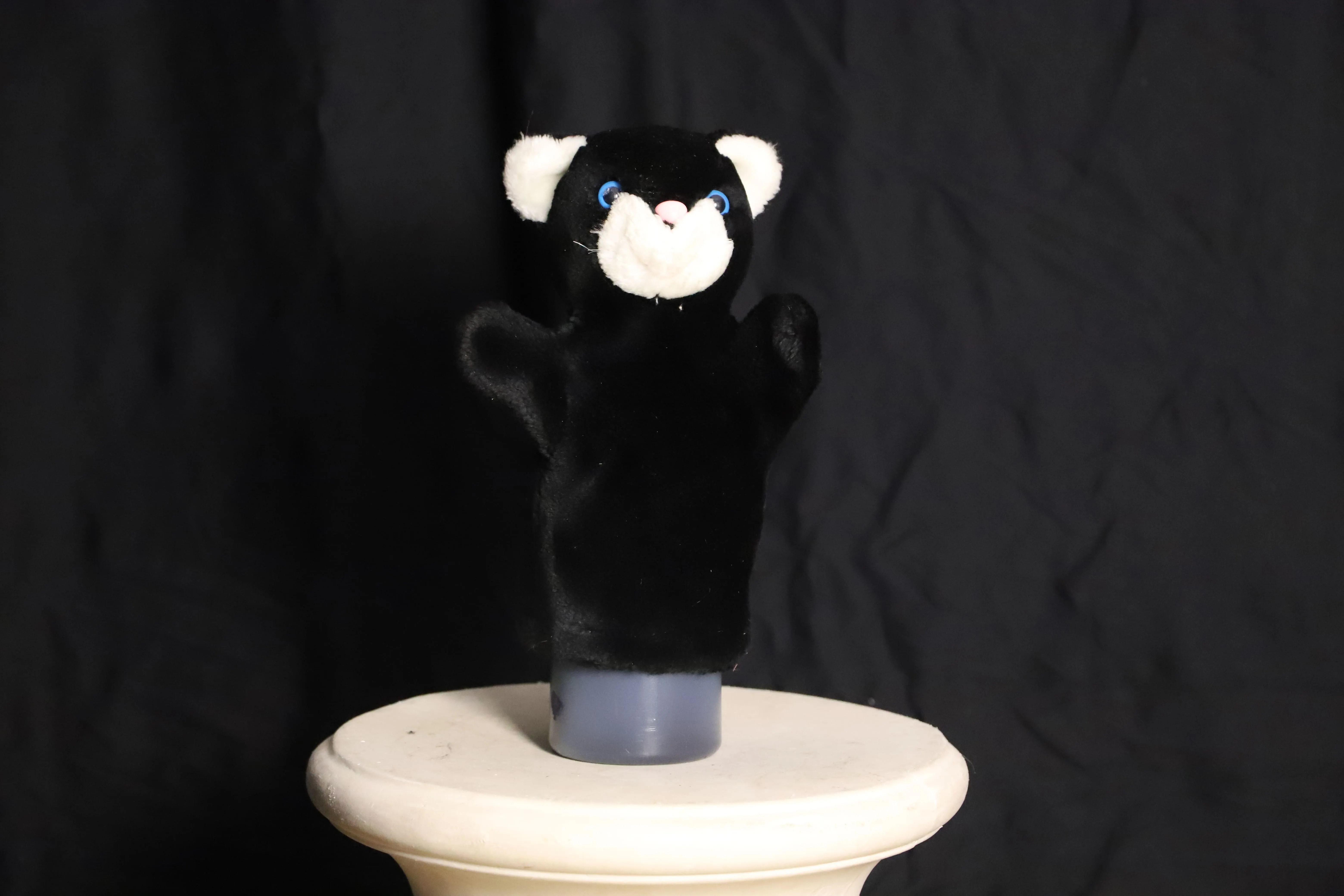 Handpuppe ( schwarze kleine Katze mit blauen Augen )