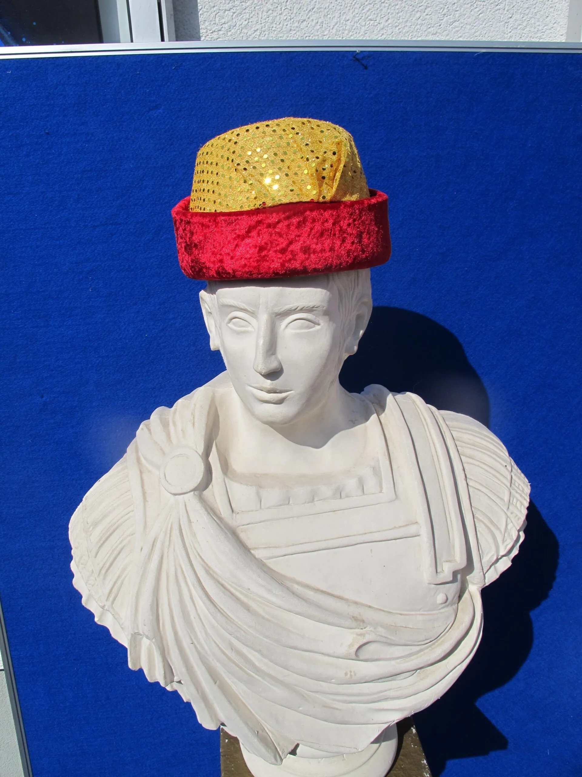 Kopfbedeckung 17 rot gold