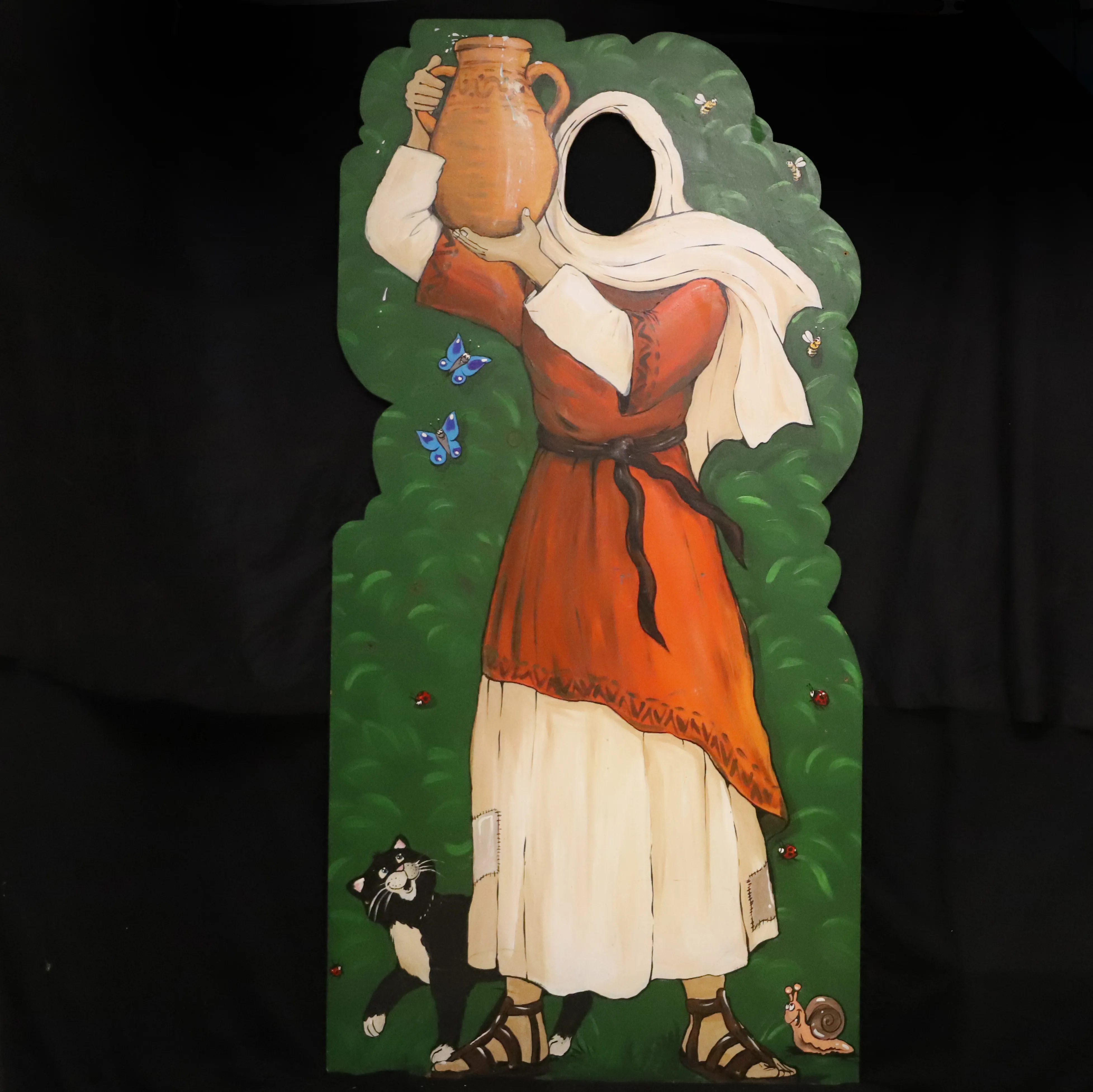 Holz Figur flach, Frau mit Krug mit Holzwand it Guckloch (180x90cm)