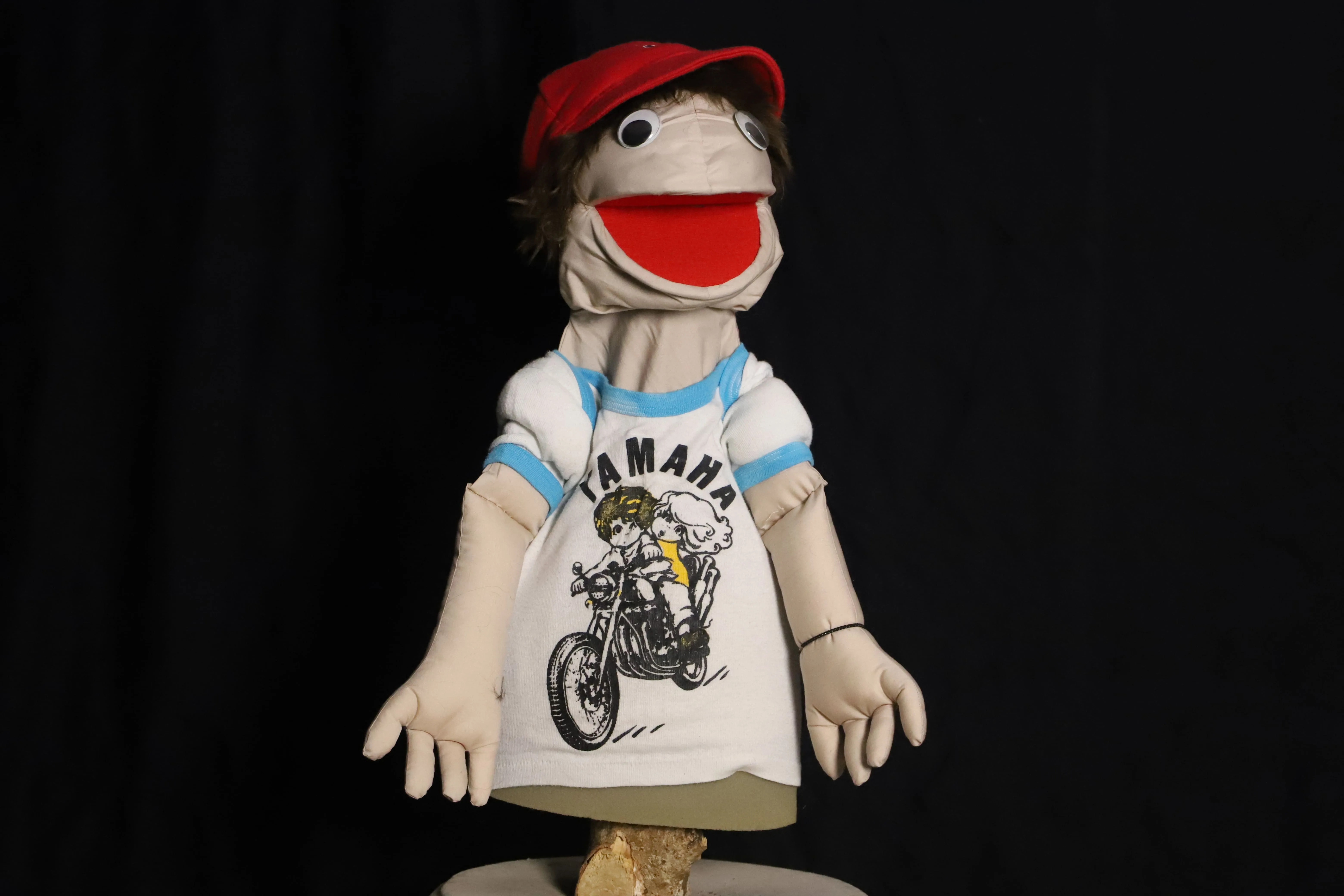 Handpuppe ( lustiges Kind mit rotem Cap )