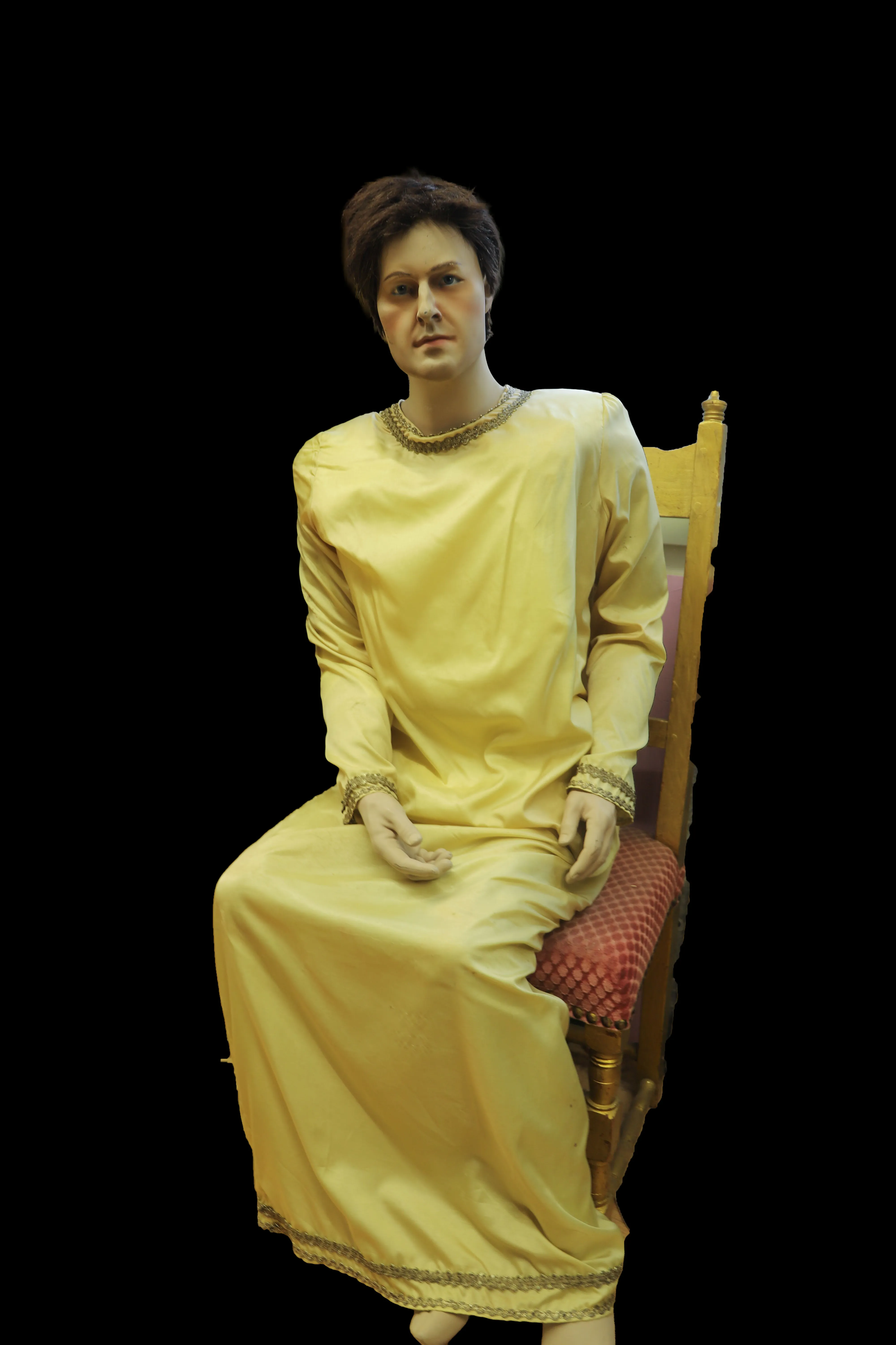 Schaufenster Puppe Mann im gelben Gewand sitzend (140cm)