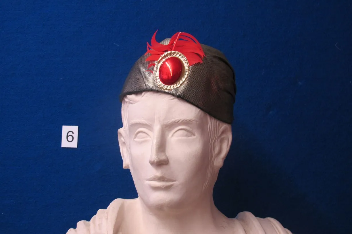 Kopfbedeckung 9 Diener