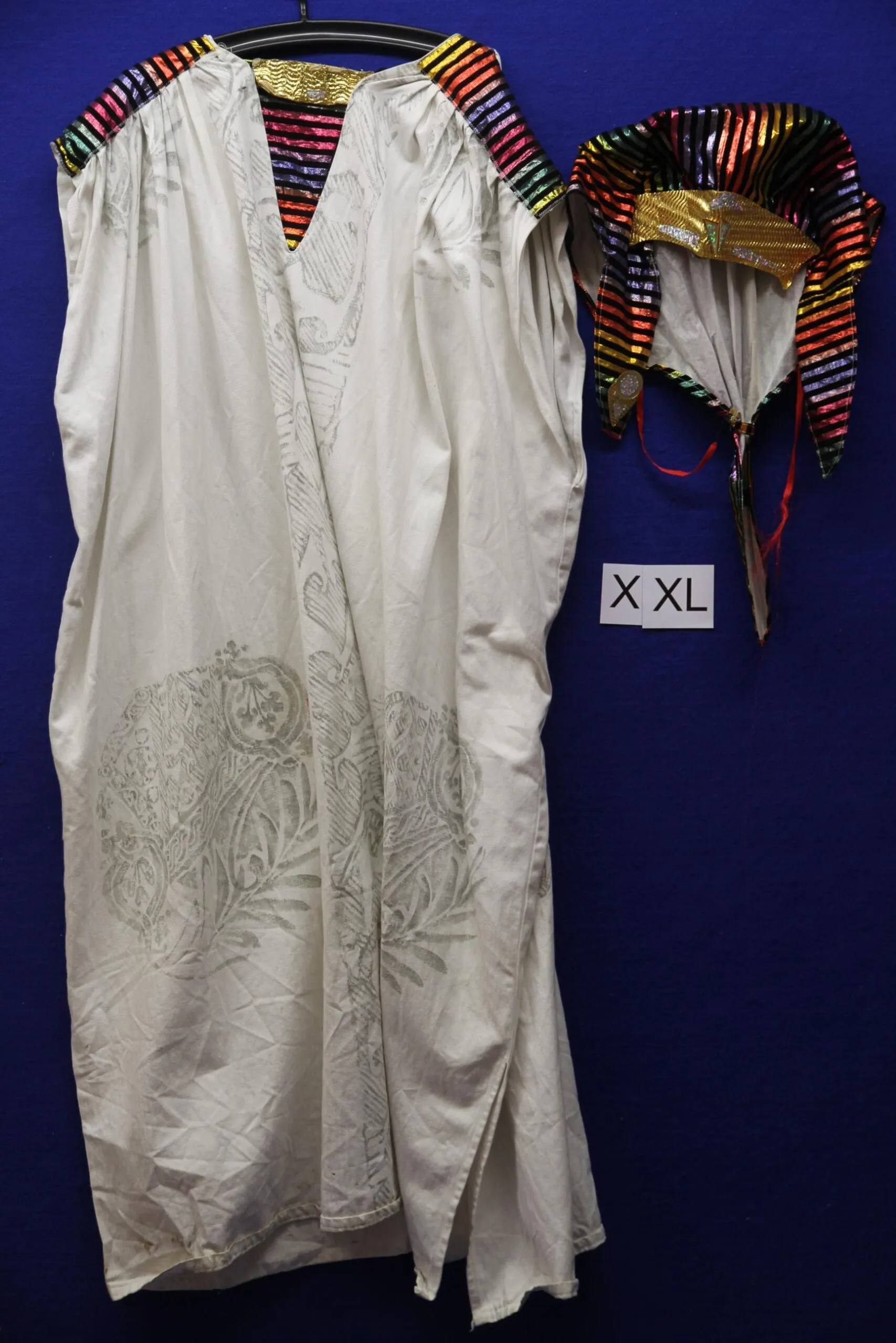 Kostüm mit Kopfbedeckung