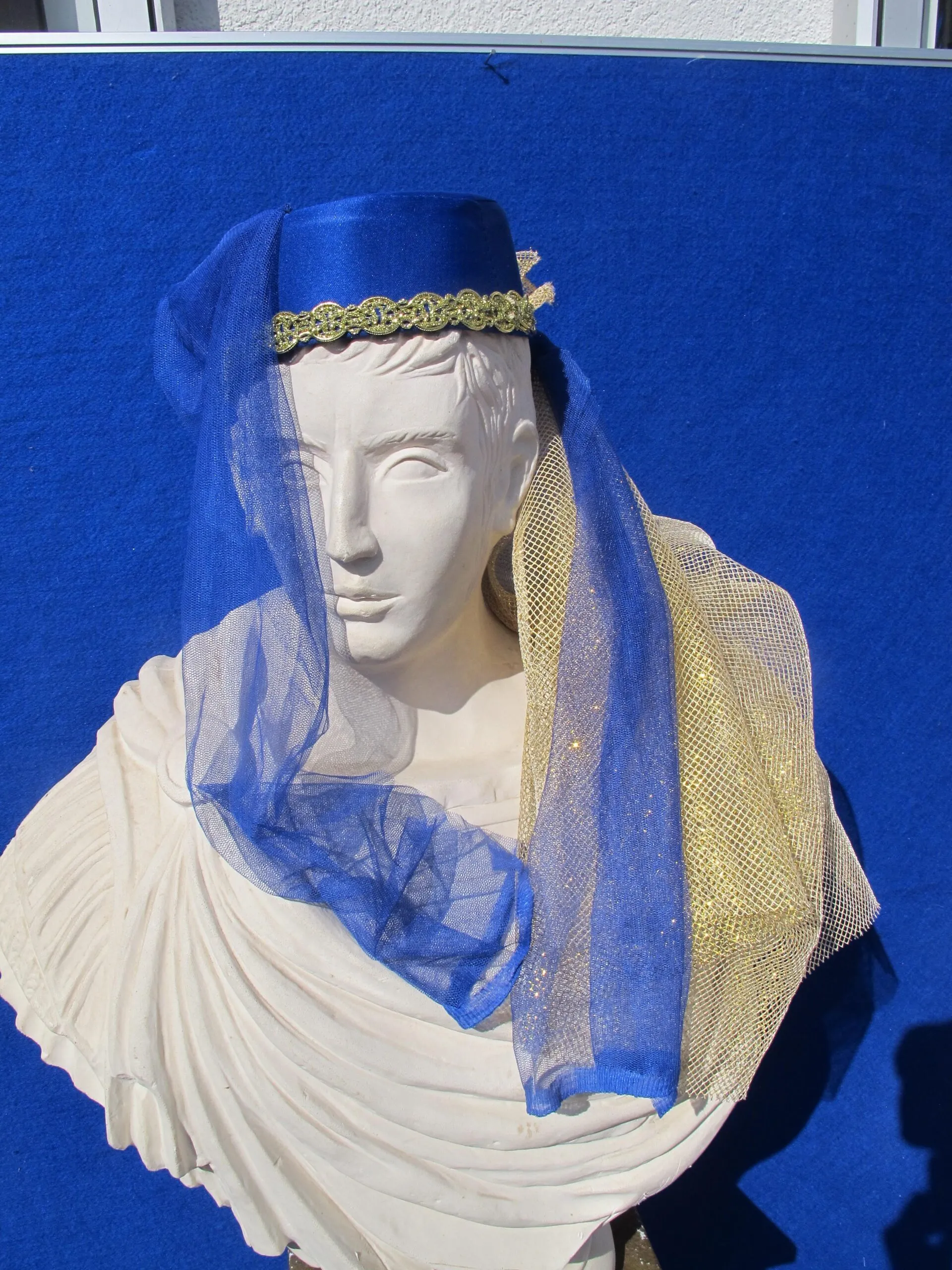 Kopfbedeckung 18 blau gold