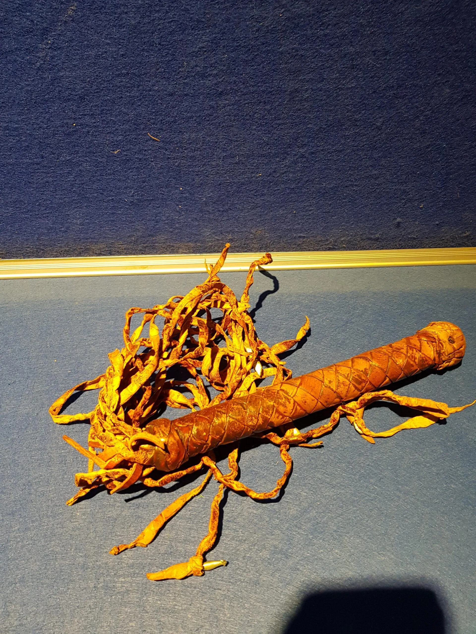 Peitsche mit Metallstücken