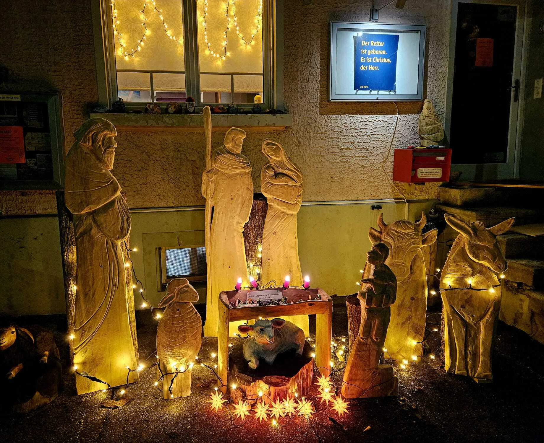 Weihnacht Flach Figuren Ausstellung Krippen Szene draussen 