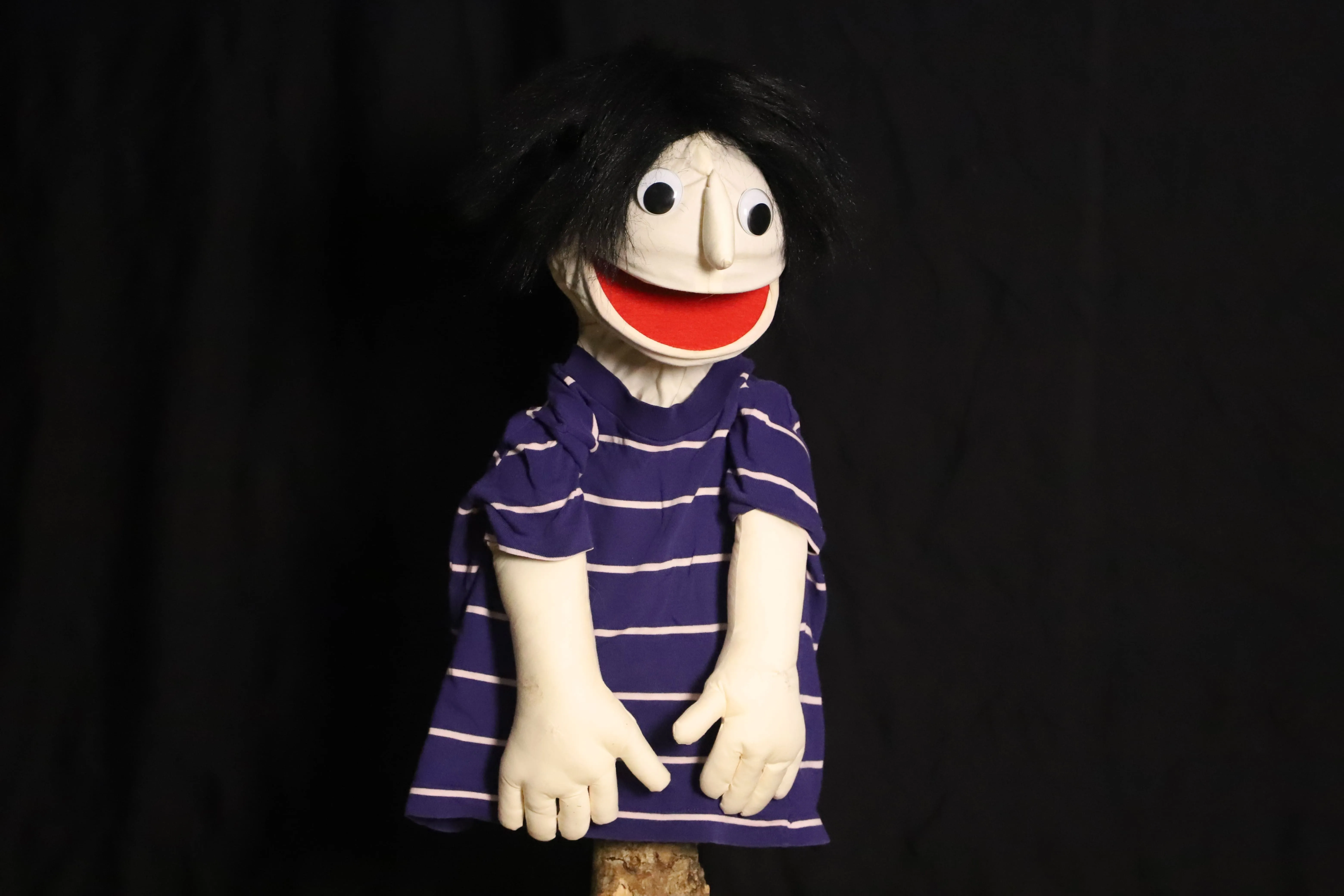 Handpuppe ( lustiges Kind mit blau-weiss gestreiftem T-shirt )