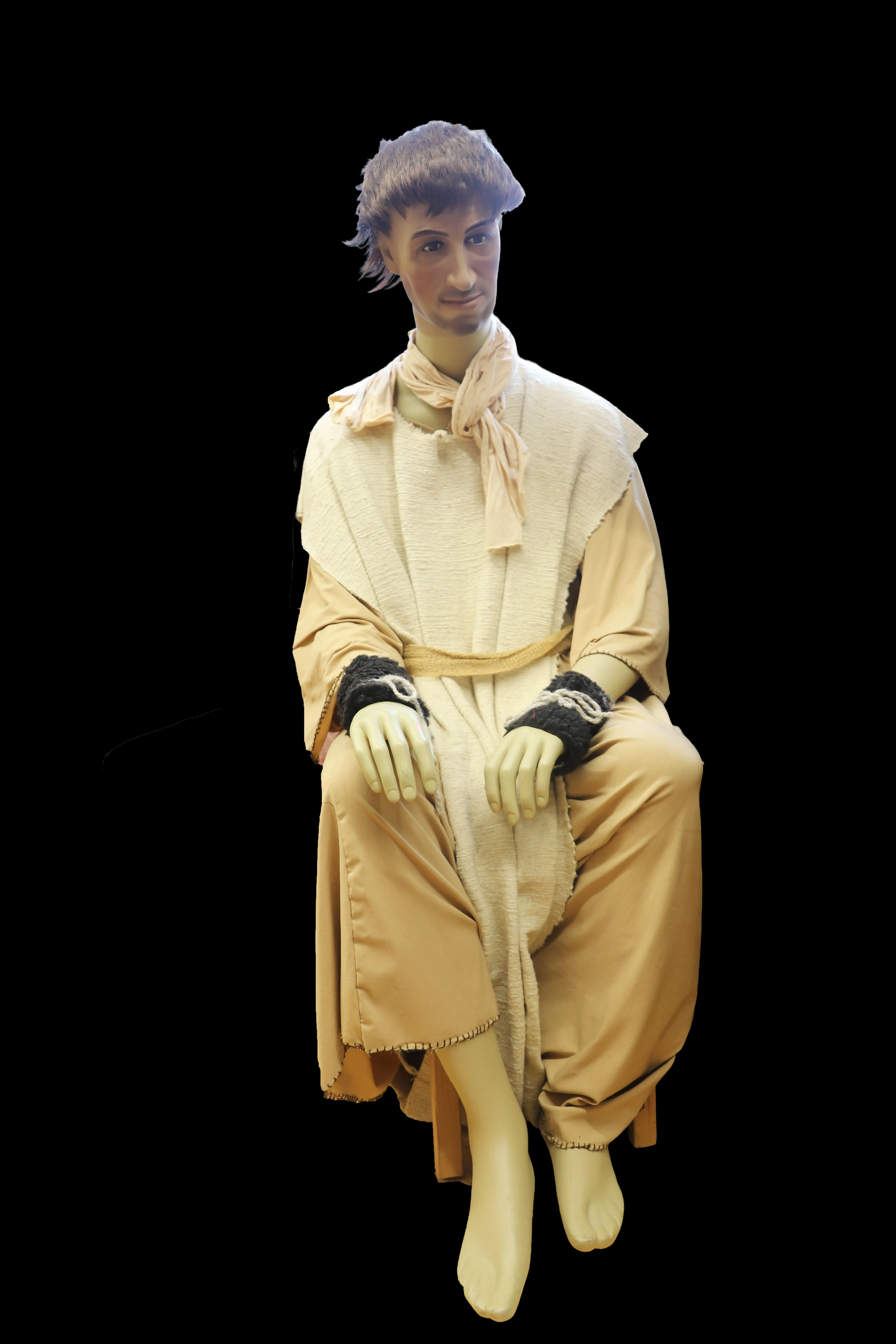 Schaufenster Puppe Jünger sitzend (140cm)