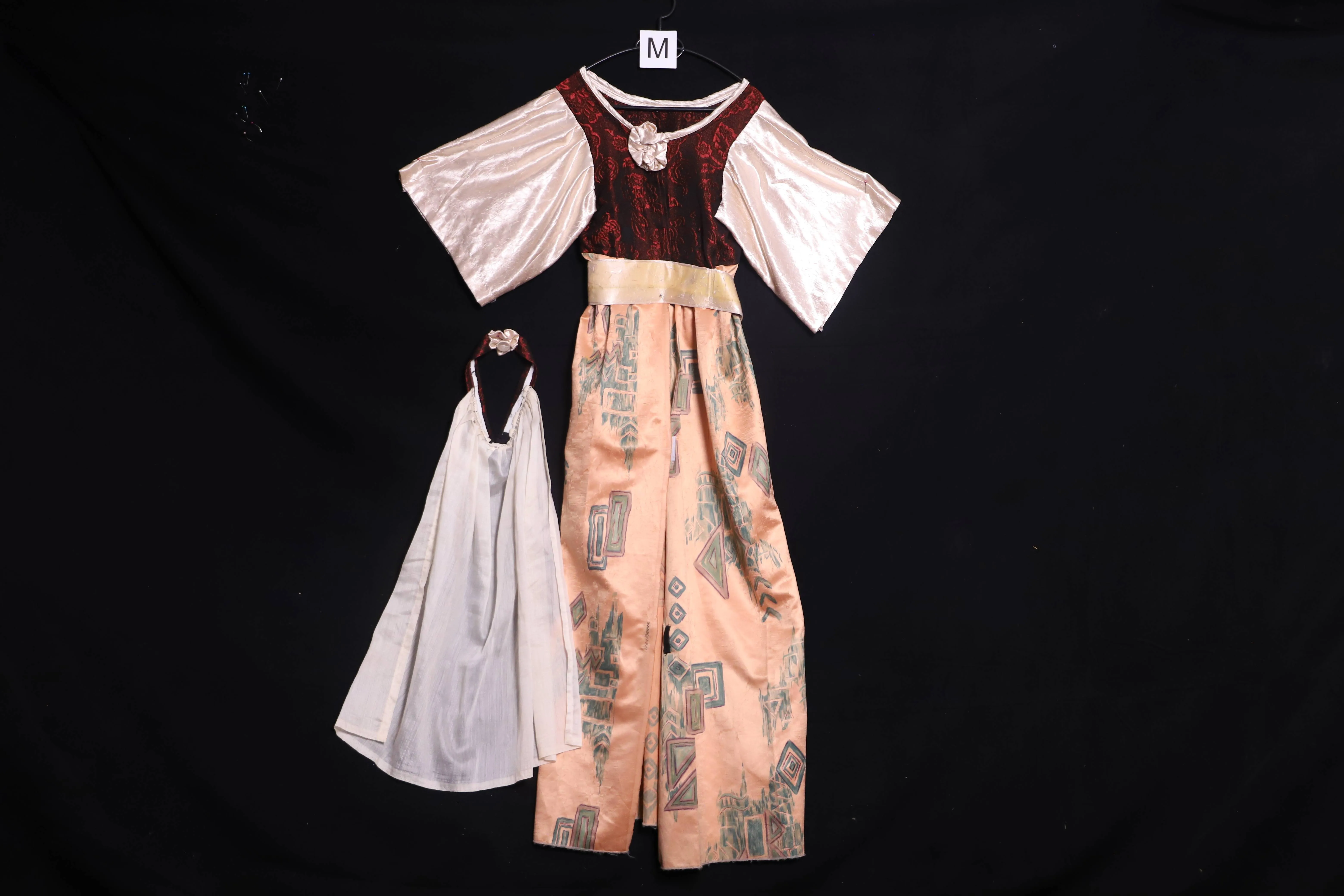 Test Verkleidung M mit Kopfbedeckung, rot-orange-gold (M0422)