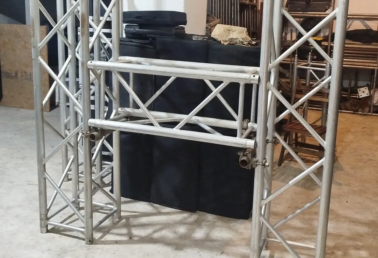 Mesa de DJ c/Truss + 2 Tachos Par Led 54