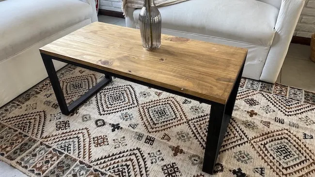Mesa ratona de hierro y madera