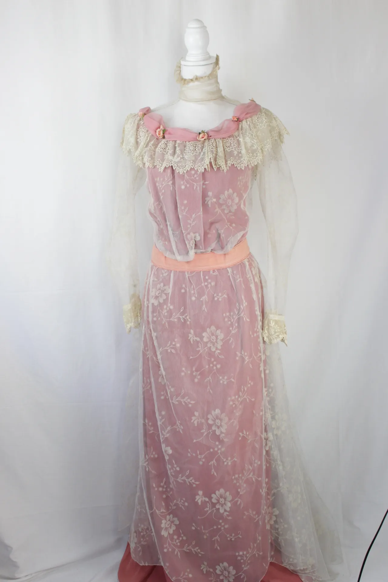 Pink Dress - Rose floral lace trim ()