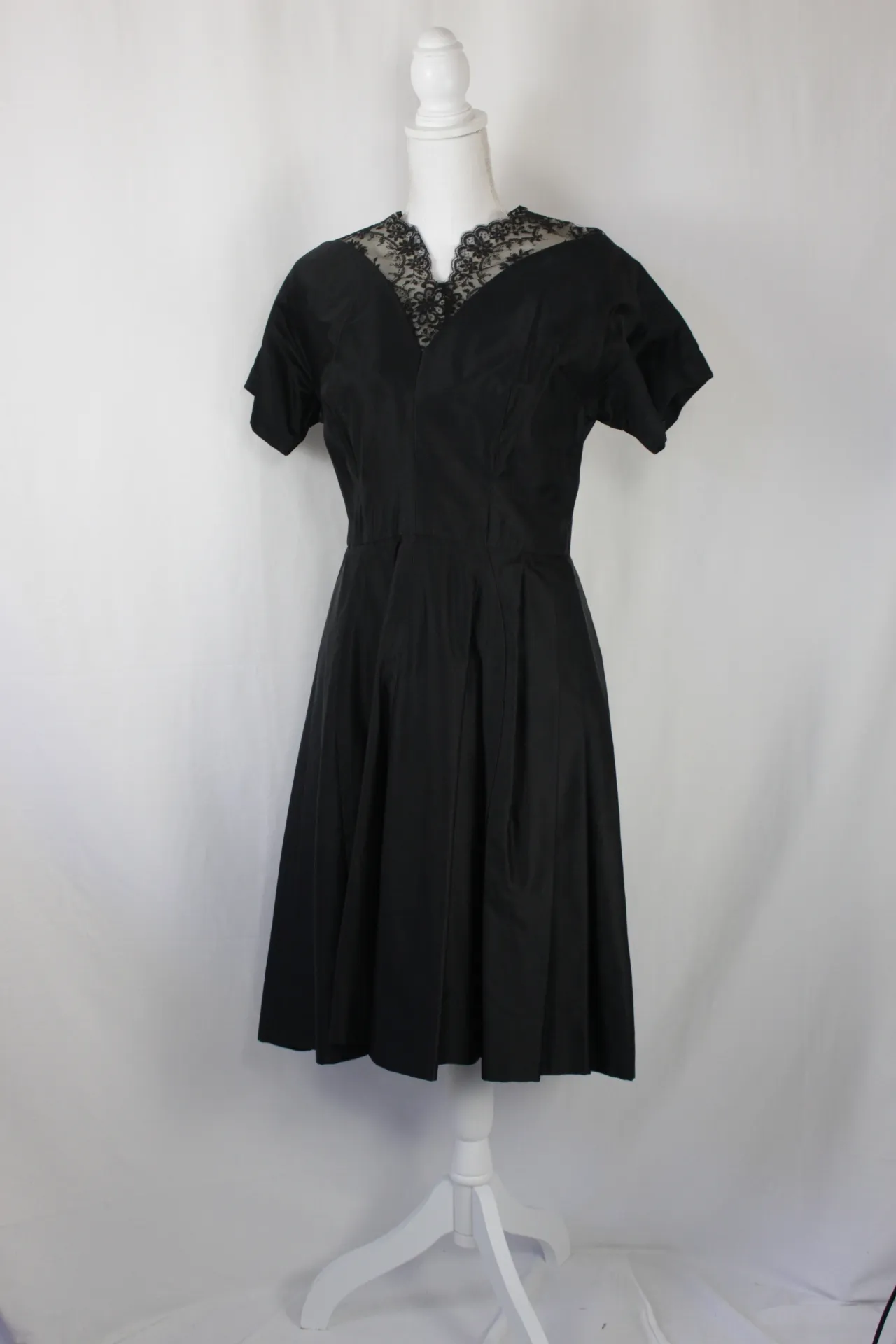 Black Dress - Lace Trim ()