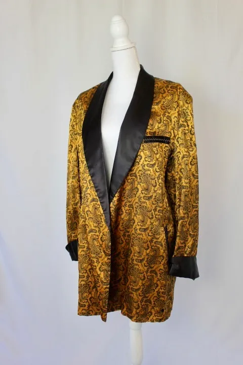 Gold and Black Jacket - Paisley Smoking ()