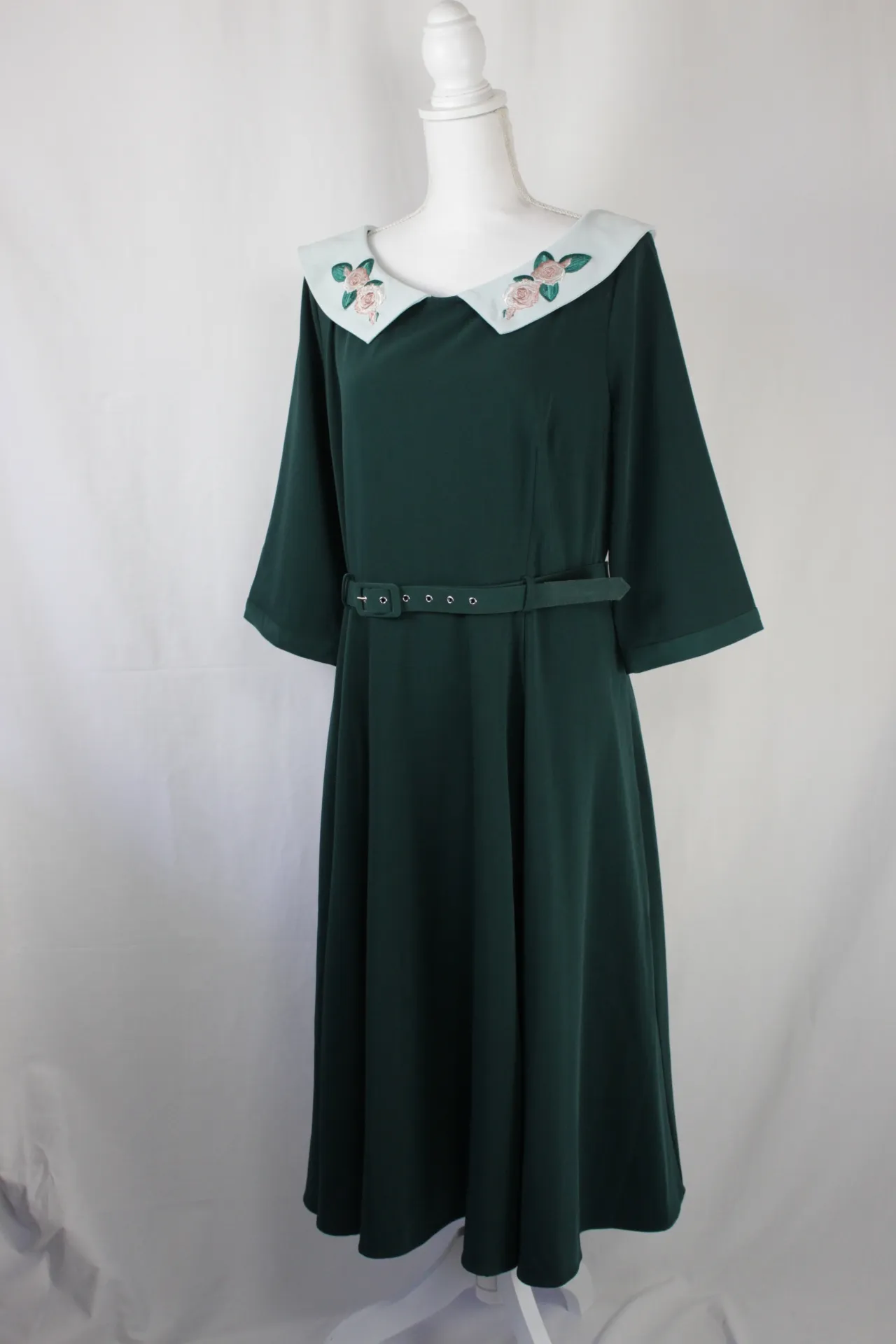 Green Dress - Flowers On The Collar ()