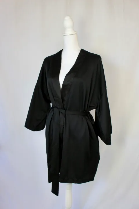 Black Robe - Satin Short ()