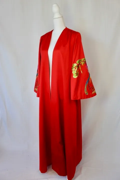 Red Robe - Silk Dressing Gown with Embroidered Sleeves ()