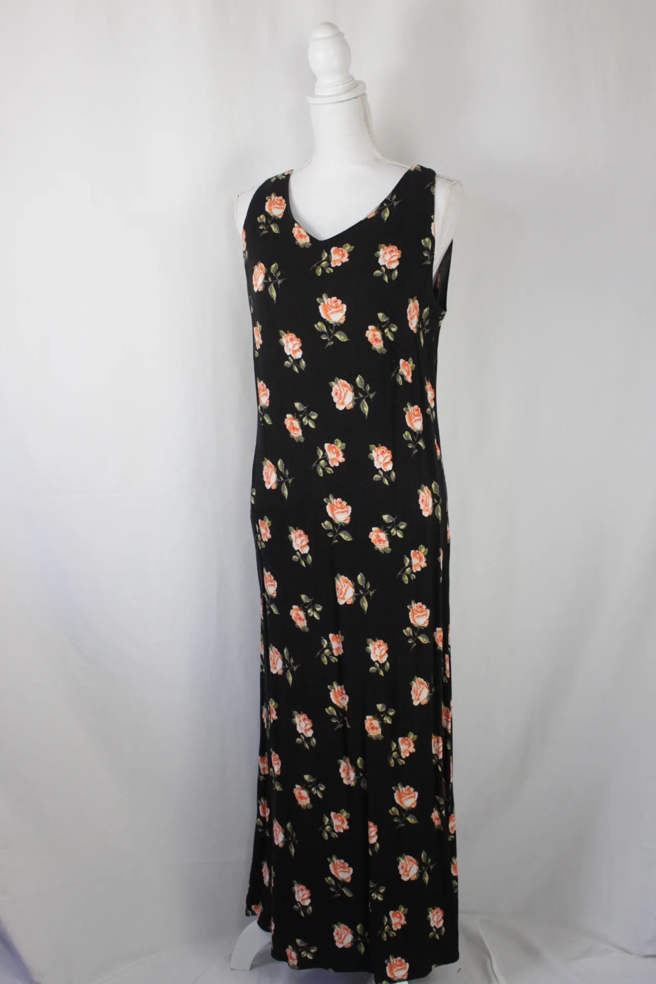 Black Dress - Pink Rose Pattern ()