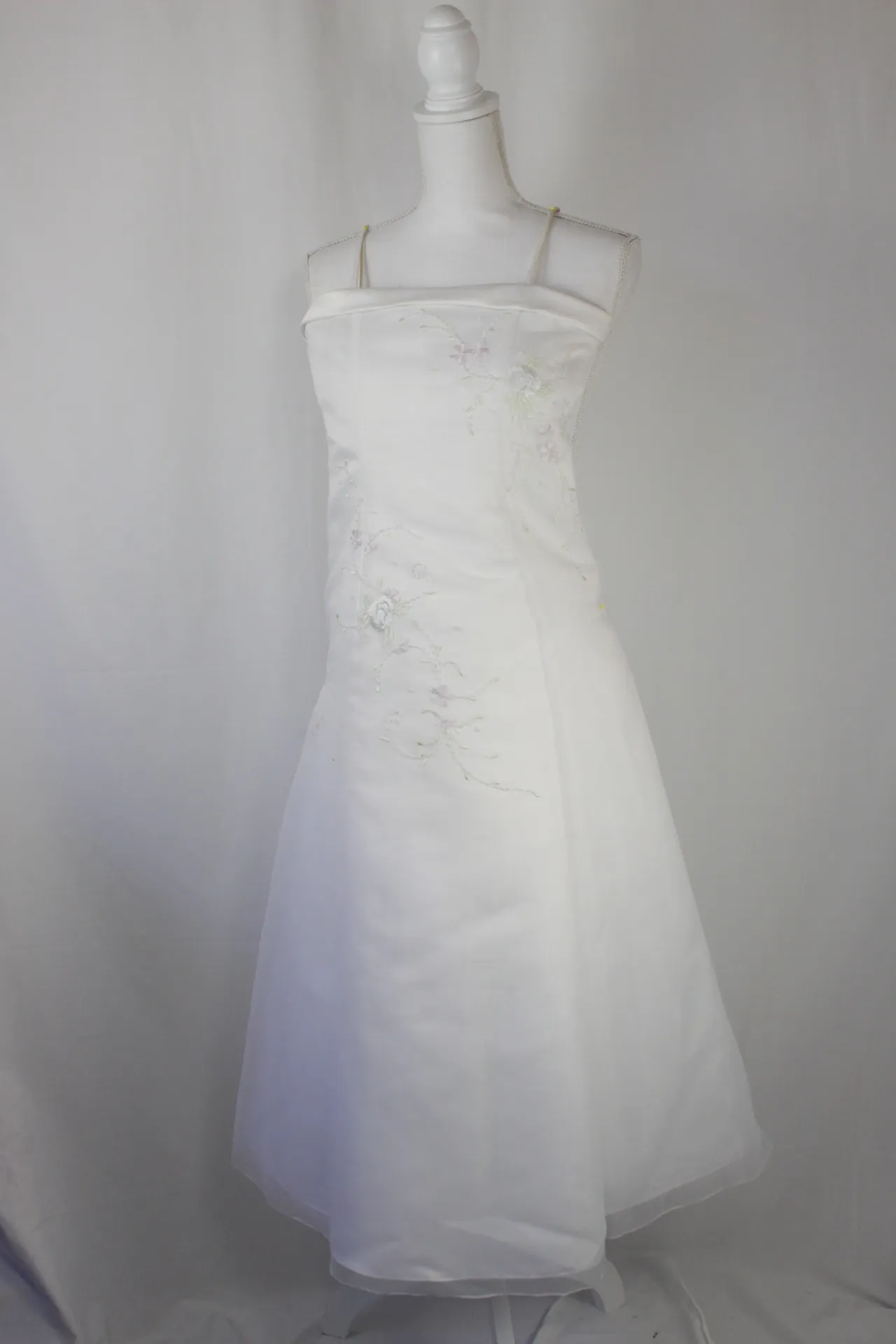 White Dress - Embroidered Flowers ()