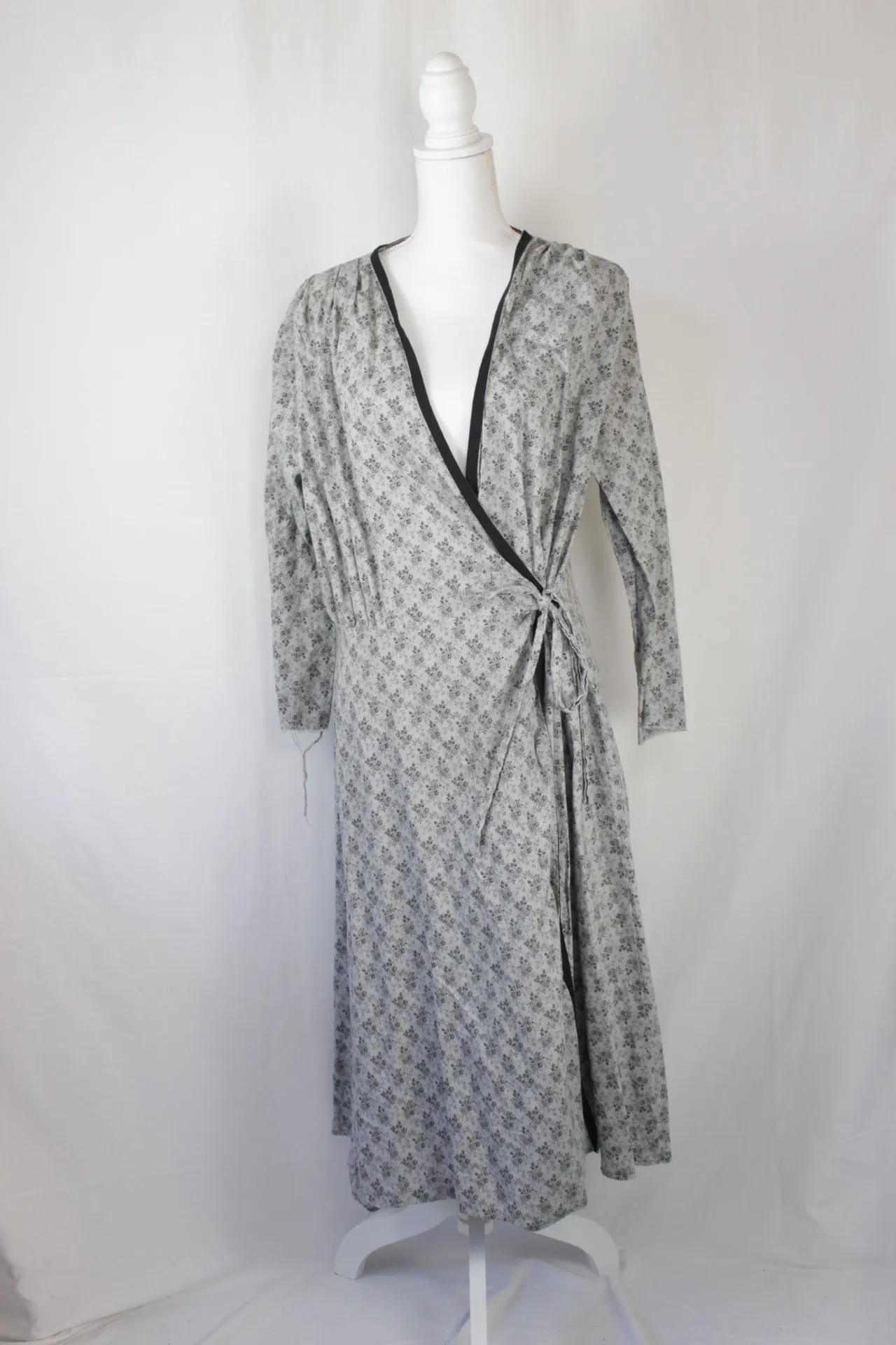 Grey Robe - Floral ()