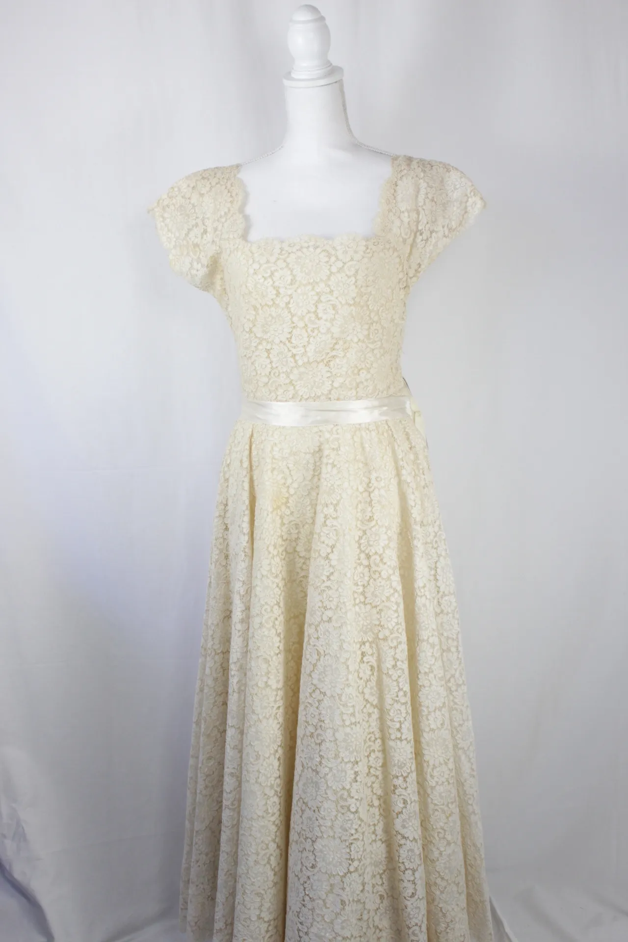 Cream Dress - Lace ()