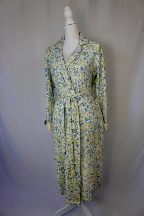Cream and Cornflower Blue Robe - Floral ()