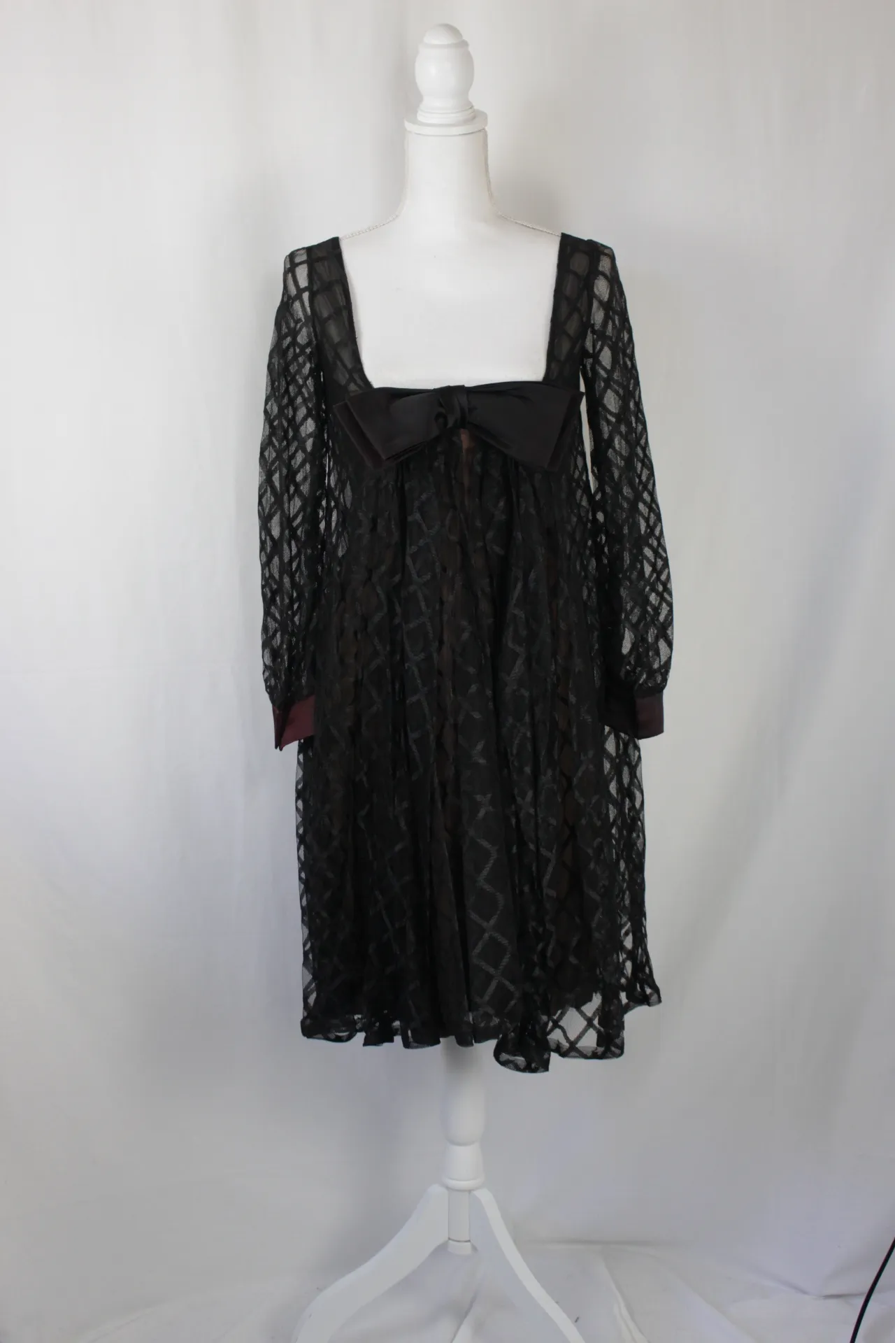 Black Dress - Diamond Pattern ()