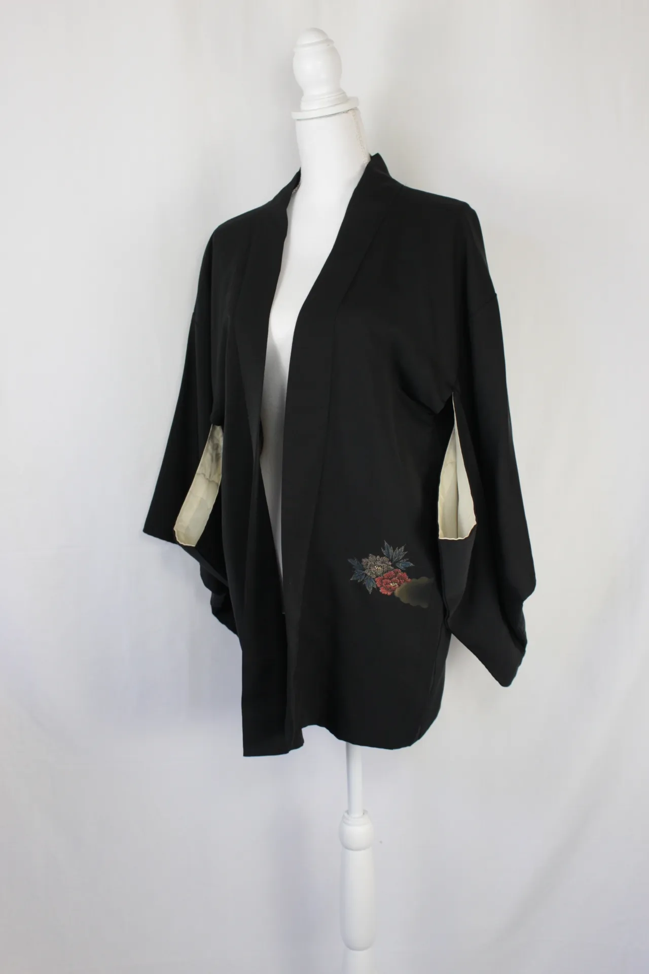 Black Kimono - Peacocks ()