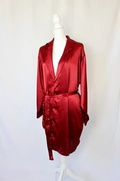 Red Robe - Satin Short ()