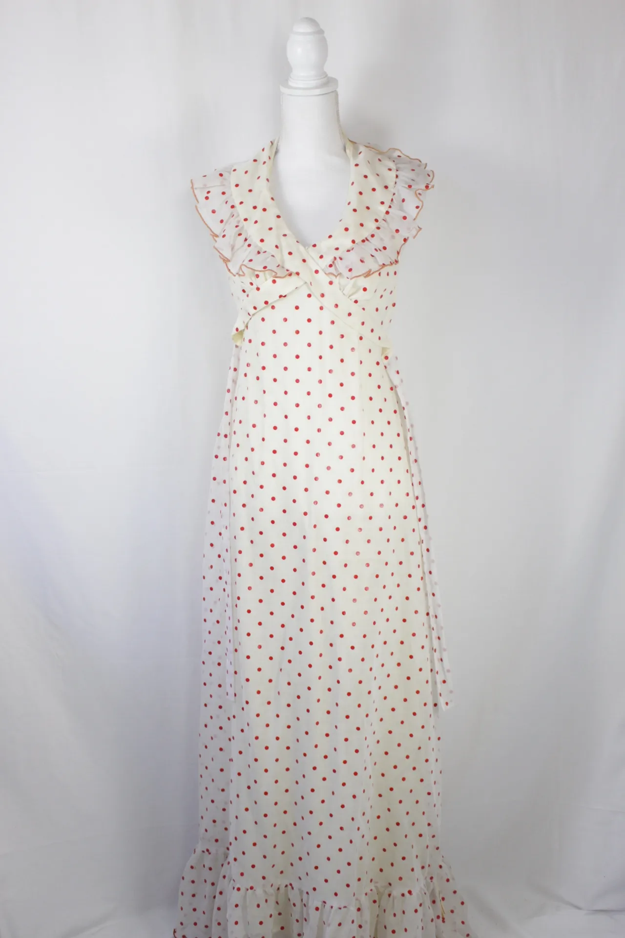 White Dress - Red Polka Dots ()