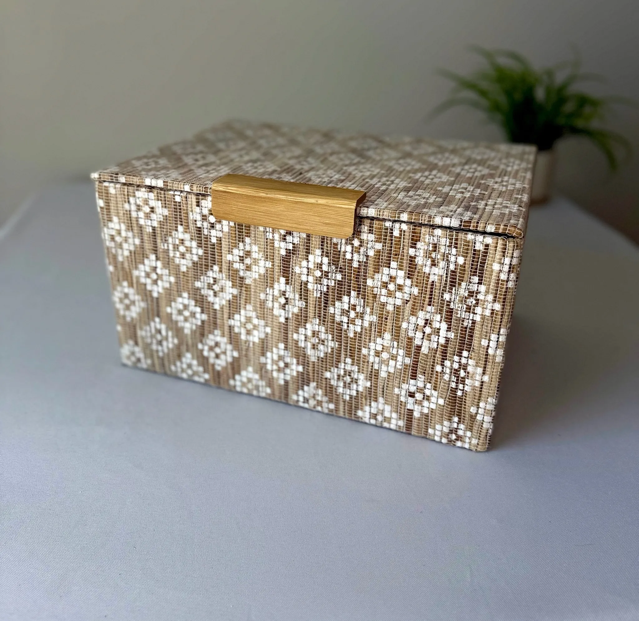 Table Box White Flowers