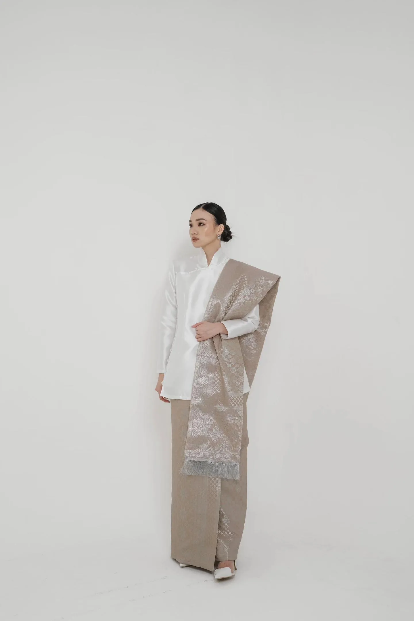 RD-0281 - Embara - Arum Janggan Set in White & Nude