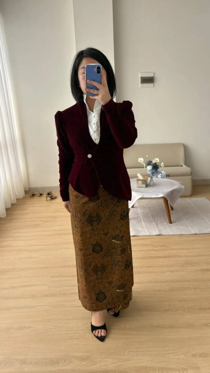 RD-0566 - Xaverana - Kebaya Velvet Panjang in maroon