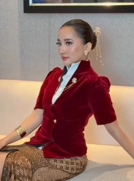RD-0581 - Xaverana  - Kebaya Velvet in Maroon