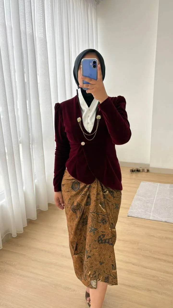 RD-0566 - Xaverana - Kebaya Velvet Panjang in maroon