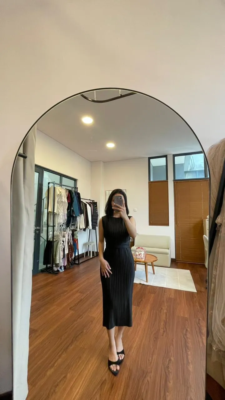 RD-0006 - Claude - Rosie in Black