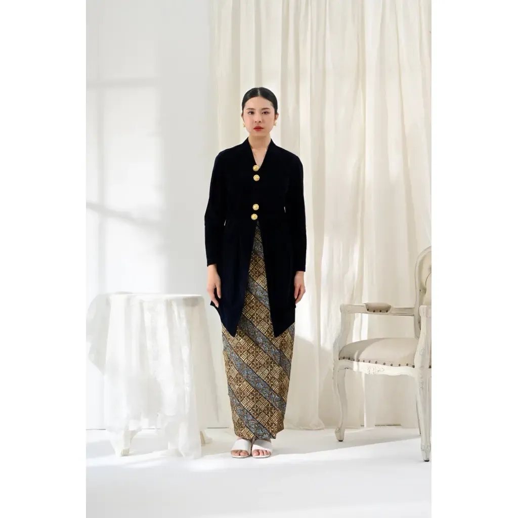 RD-0275 - Riskavebrie - Samara Velvet Kebaya Top
