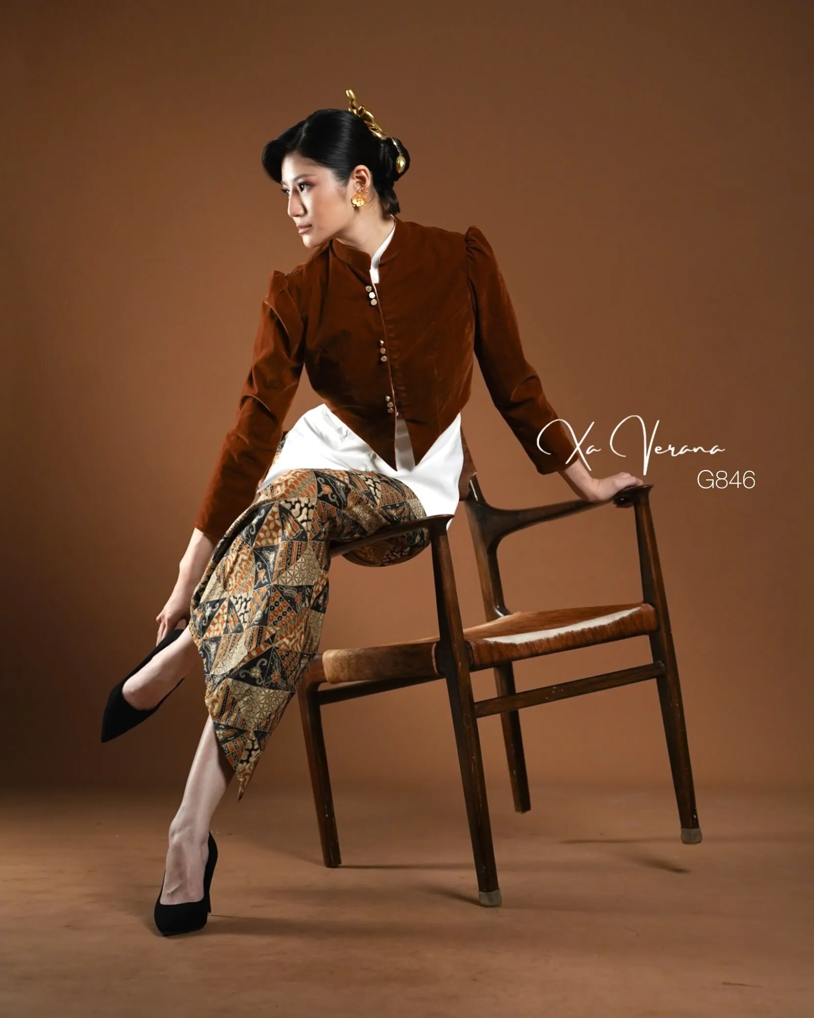 RD-0582 - Xaverana  - Kebaya Velvet Cropped in Cinnamon