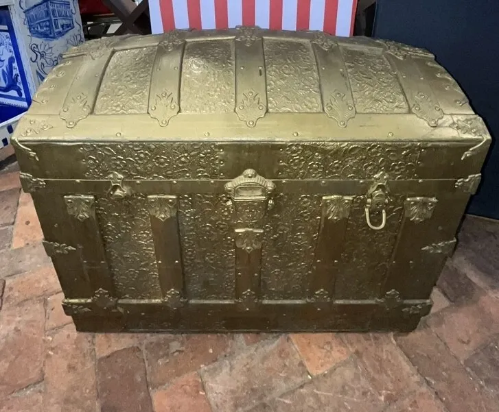 Prop - XL Golden Treasure Chest