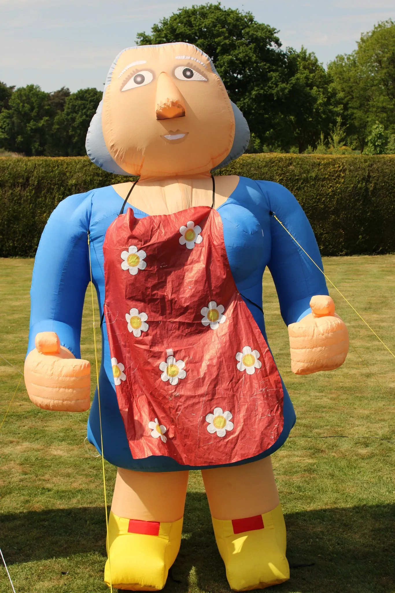 Opblaaspop Sarah pop rood schort