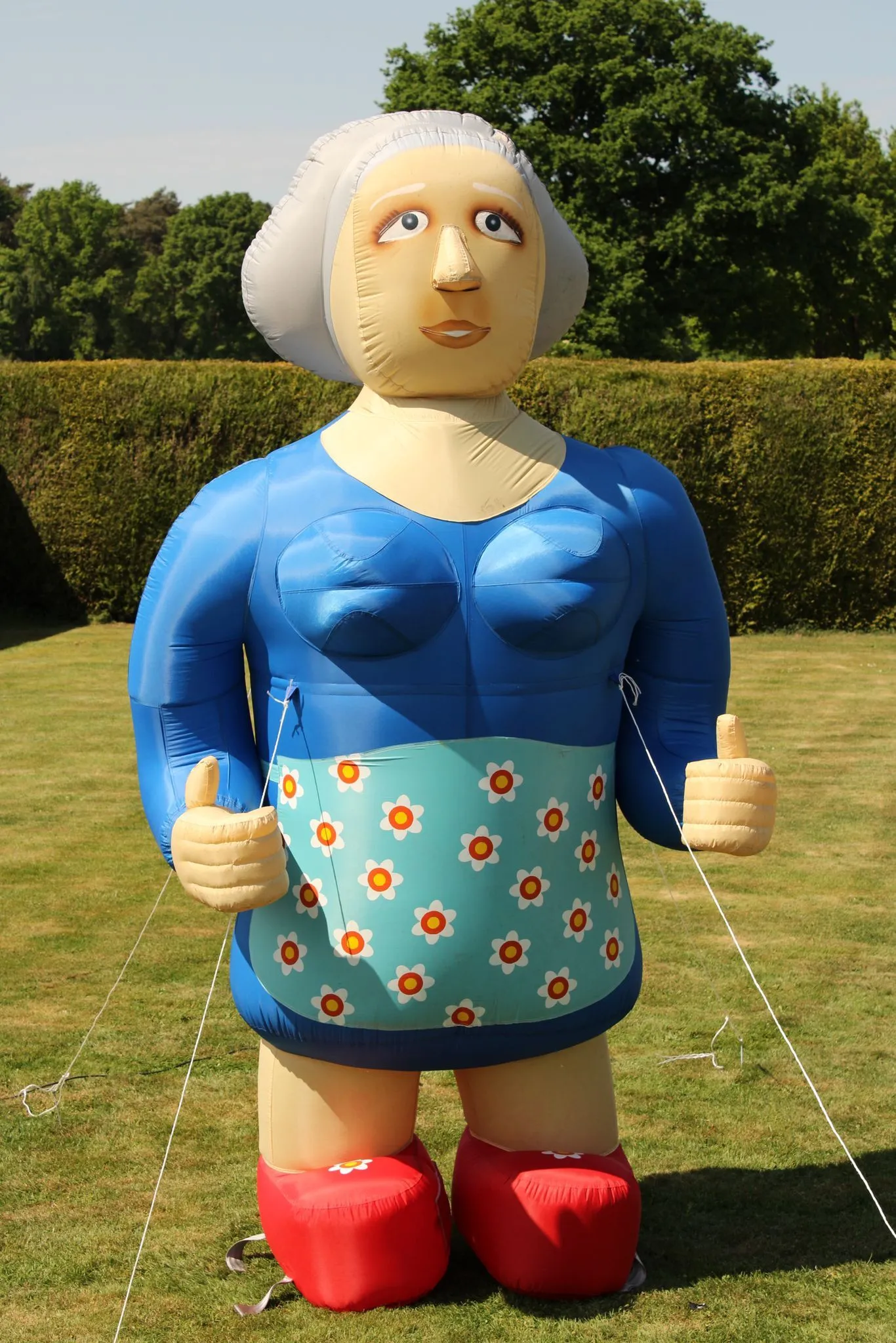 Opblaaspop Sarah pop blauw schort