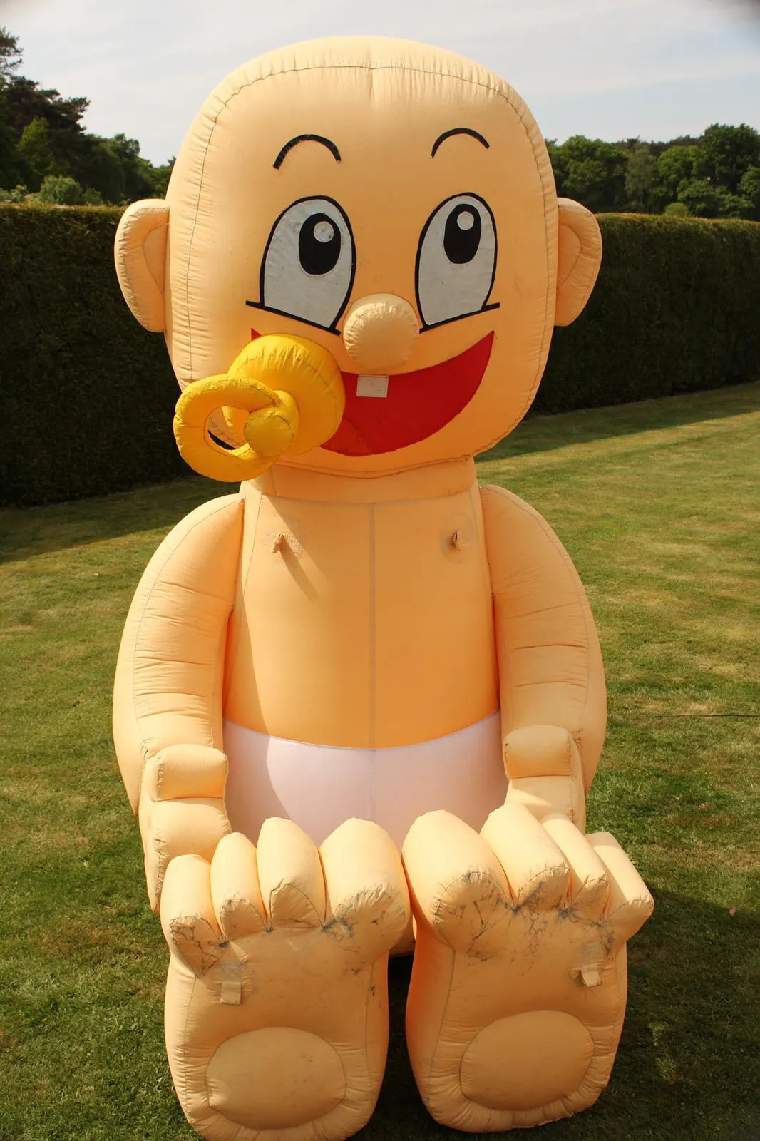 Baby opblaaspop Tut Geel