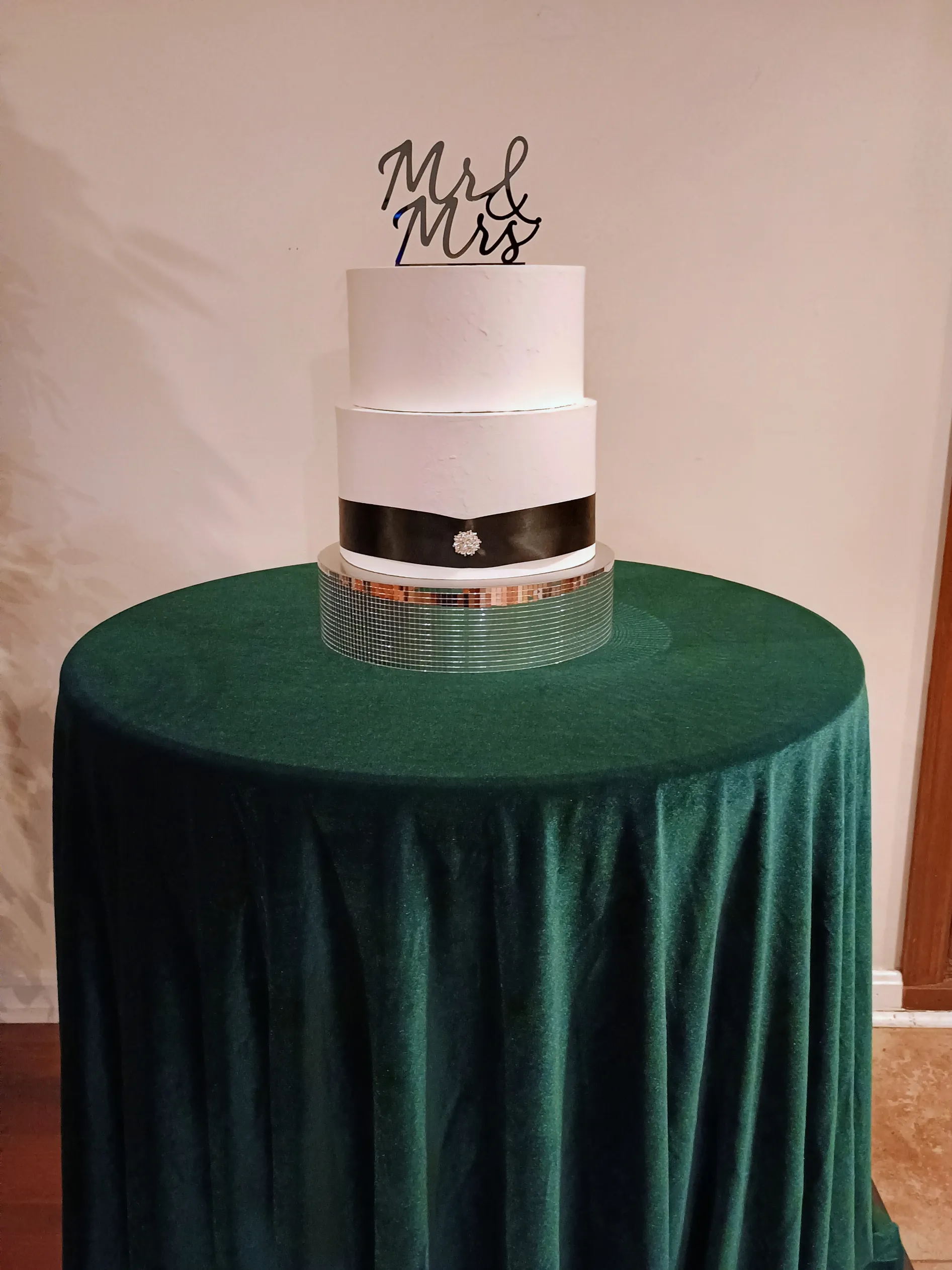 Round Silver/Mirror Cake Stand