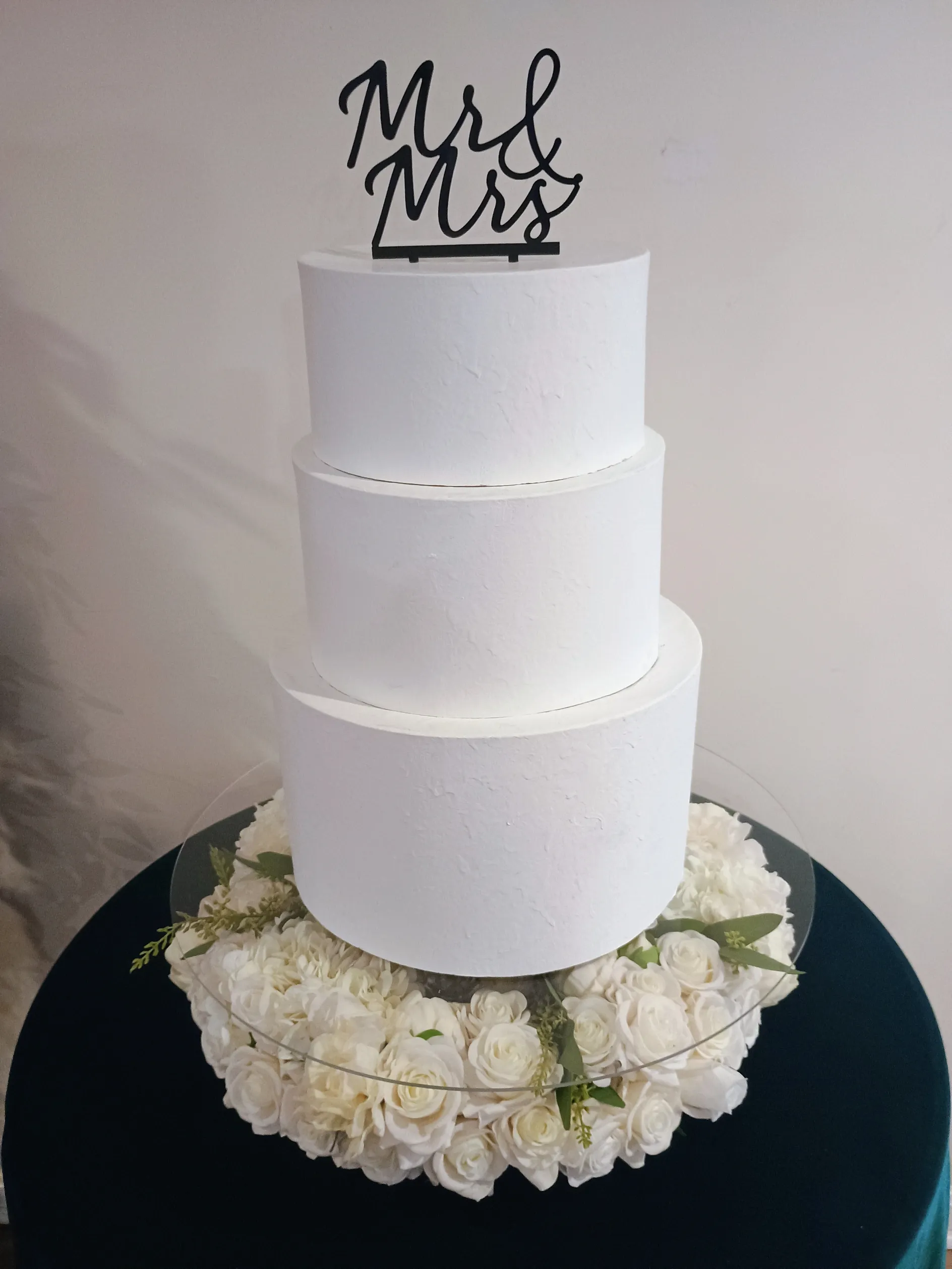 White Flower Cake and Cupcake Stand