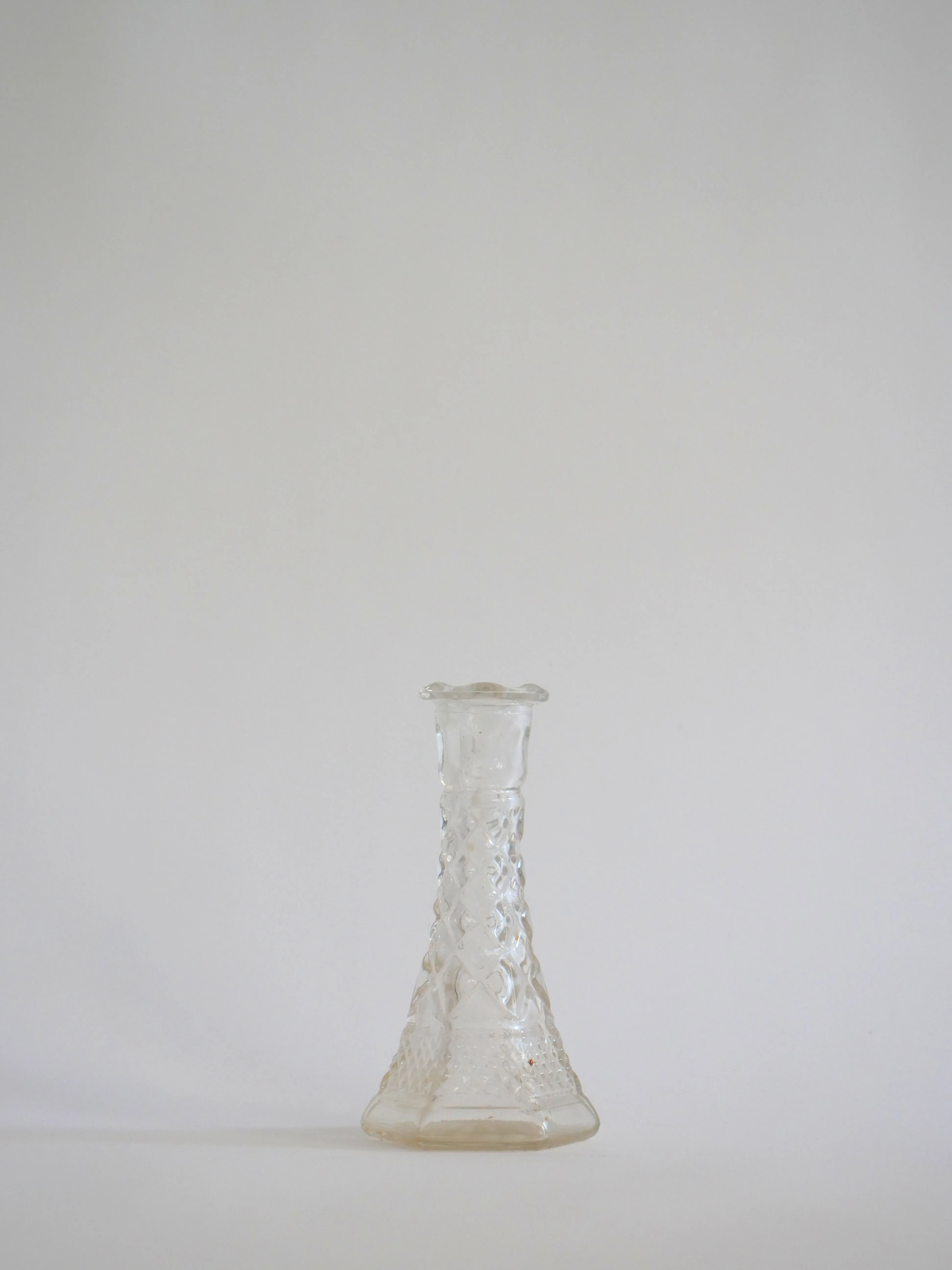 Clairon Victorien – Soliflore en Verre Pressé