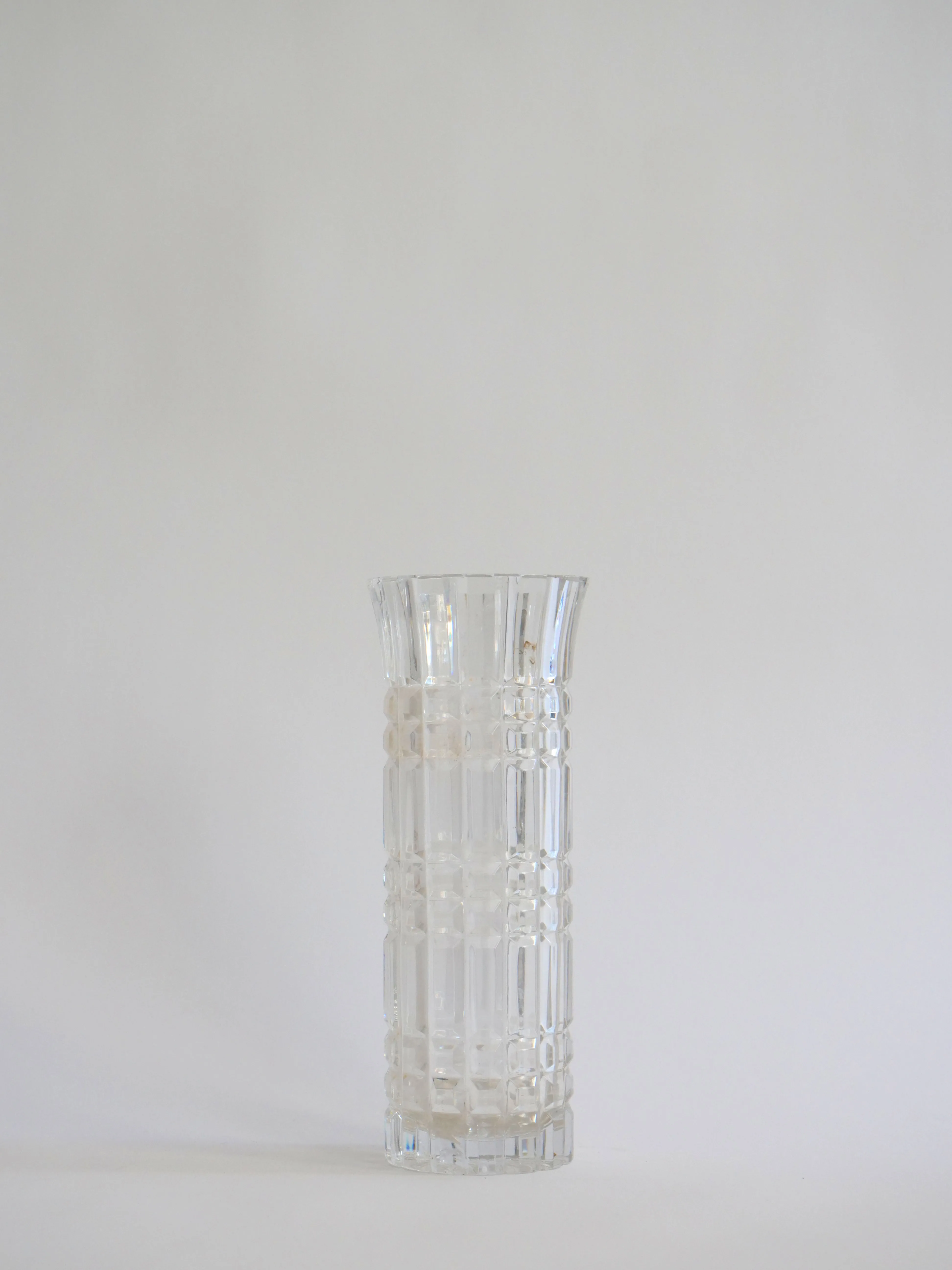  Glacier Prismatique – Vase Colonne en Verre Taillé