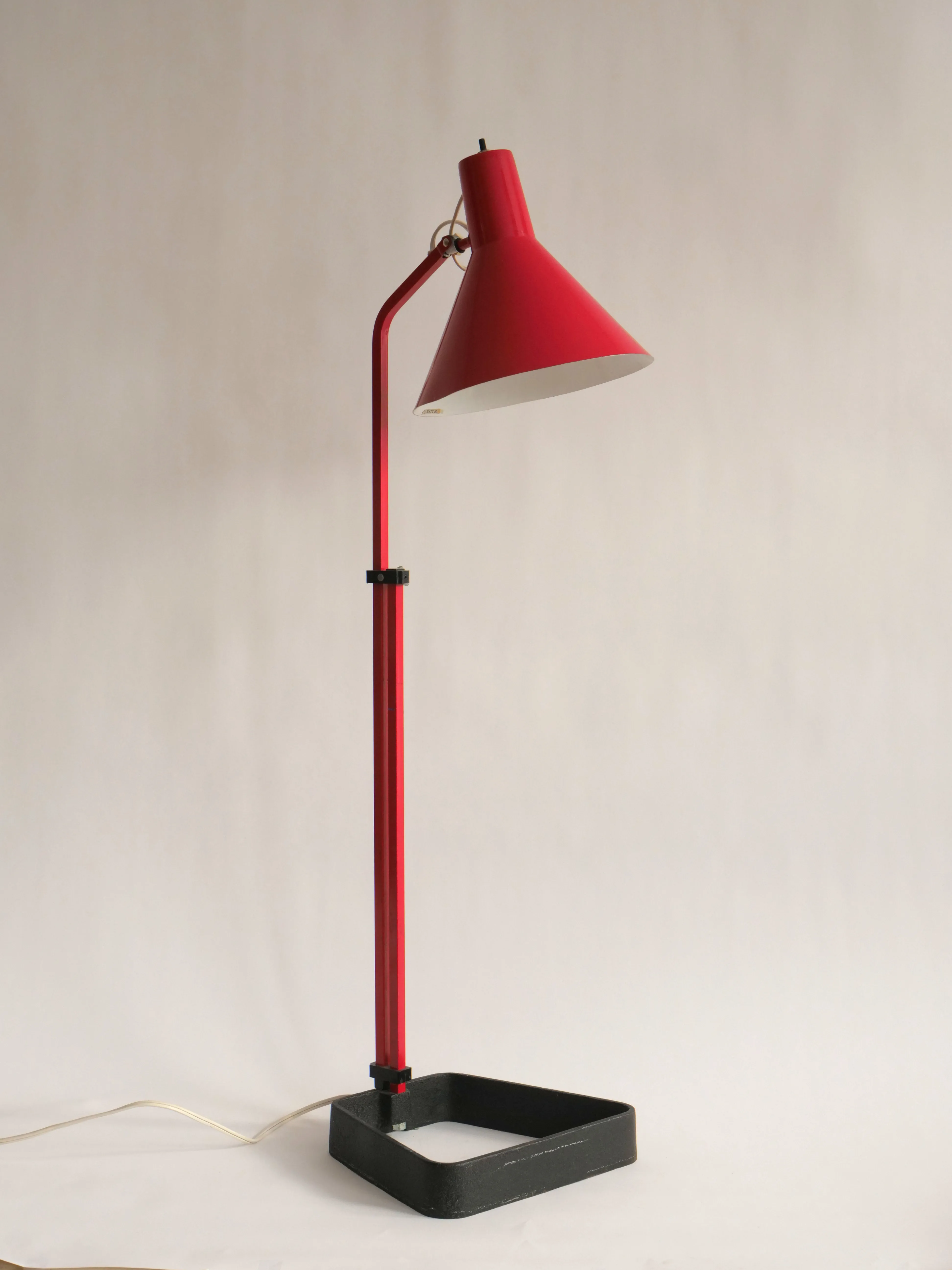 Lampe sur pied extensible rouge