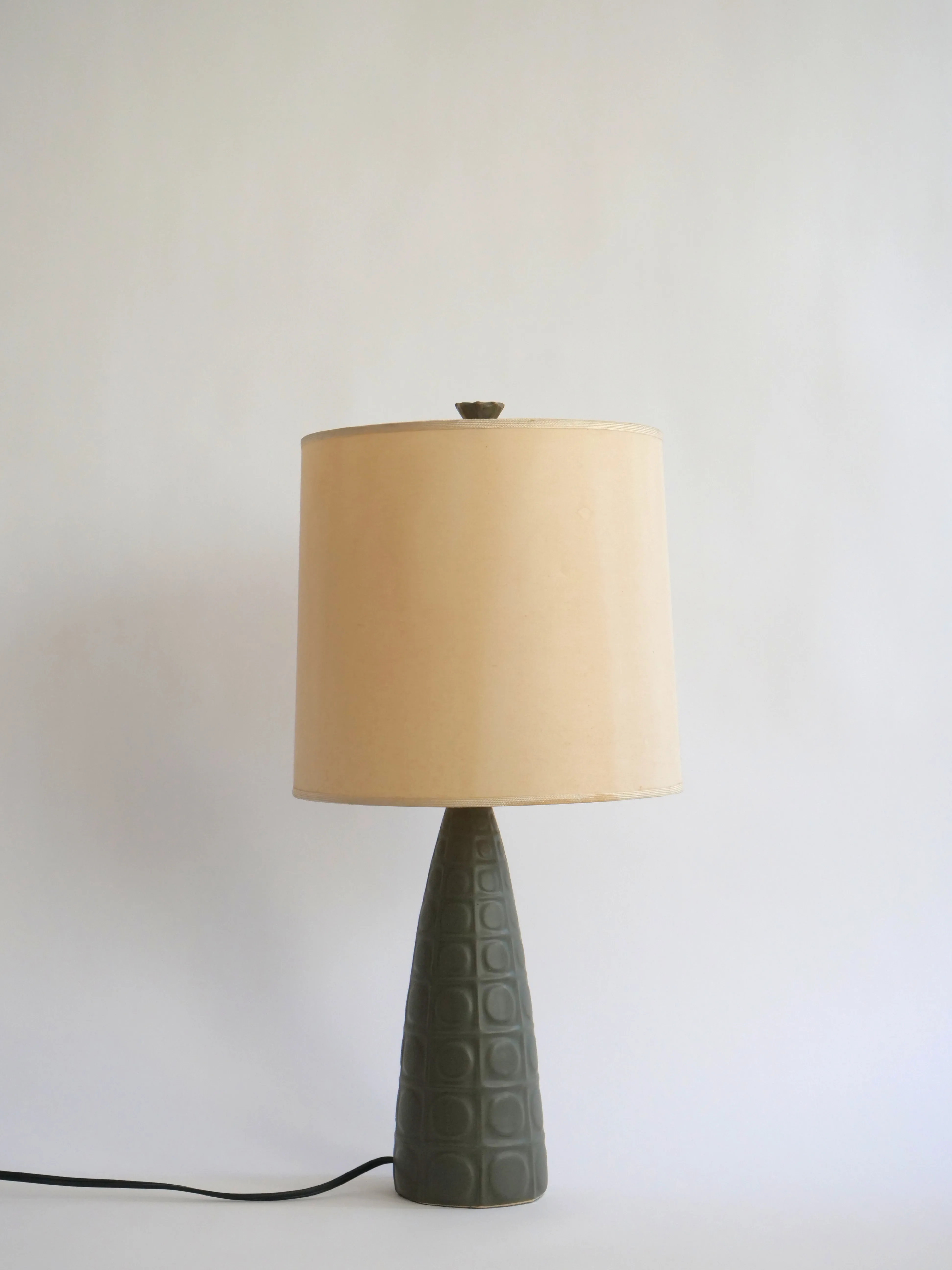 Grande lampe olive avec motifs de carrés et de cercles en céramique